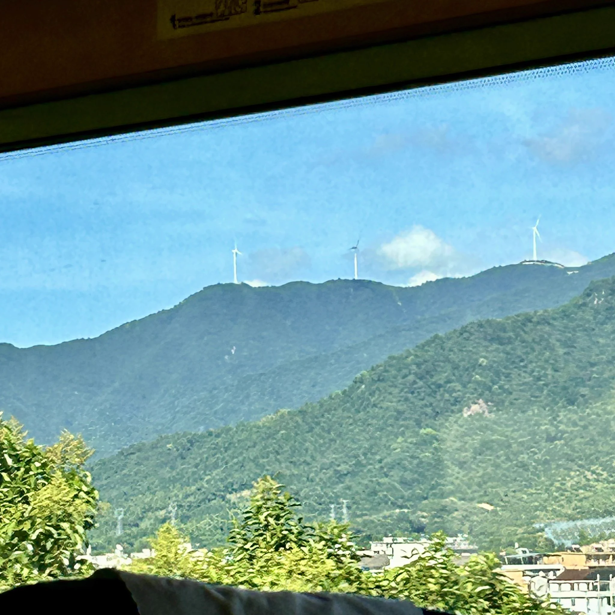 出门玩咯 对面山上的大风车看起来好孤单哦 https://t.co/TdQ6RvBfYn