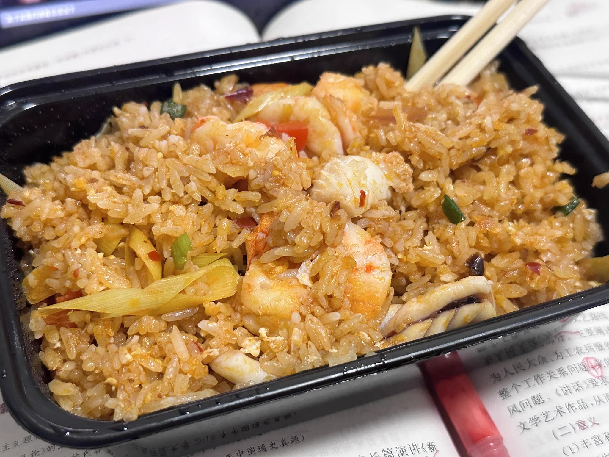 今天没出门，在家点了一份略显昂贵的冬阴功海鲜炒饭，好喜欢泰国菜 https://t.co/4HTn4ACw2g