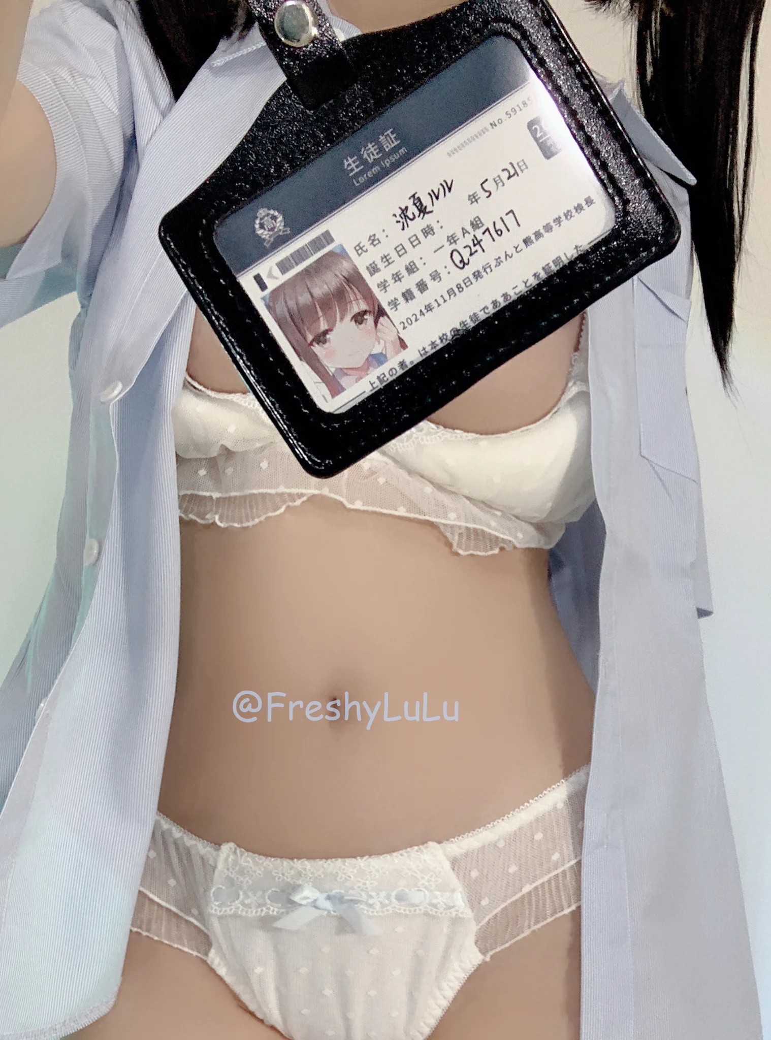 如果用我真实的学生证拍张这样的照片，偷偷公开出来一下然后再删掉肯定会爽死的。 https://t.co/rgZggQ1OV6