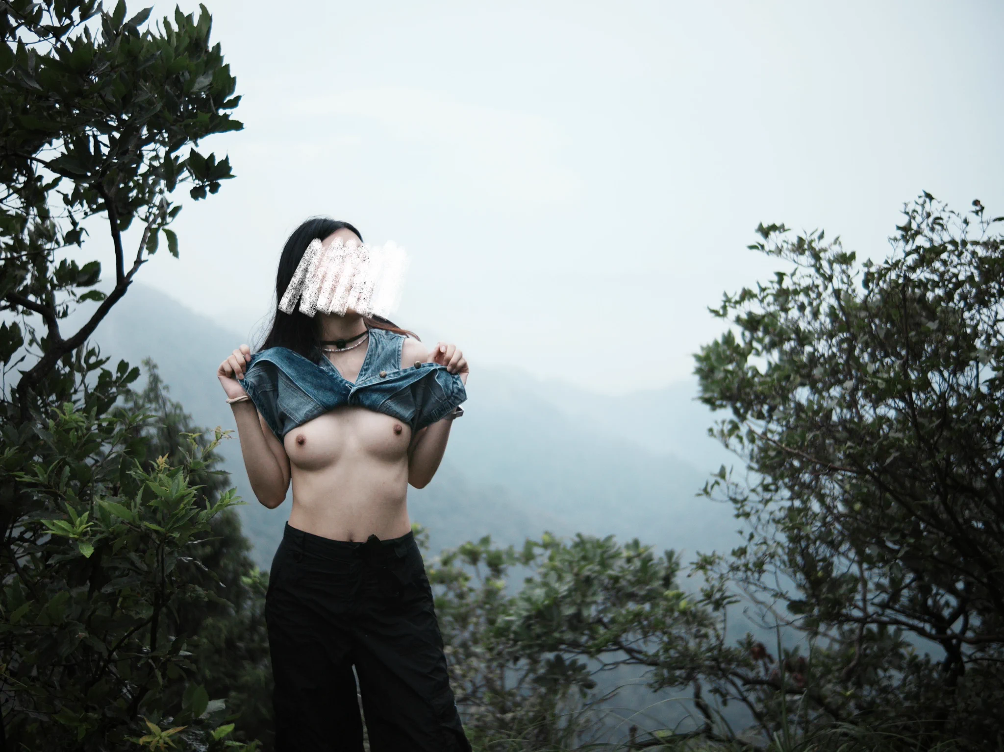 山顶露出，看在我老婆喂蚊子也要露胸给你们看的份上，点个赞吧。@Fengsiyuan@wqganenshi_@luchu888888@007share https://t.co/OToU0TiGg1