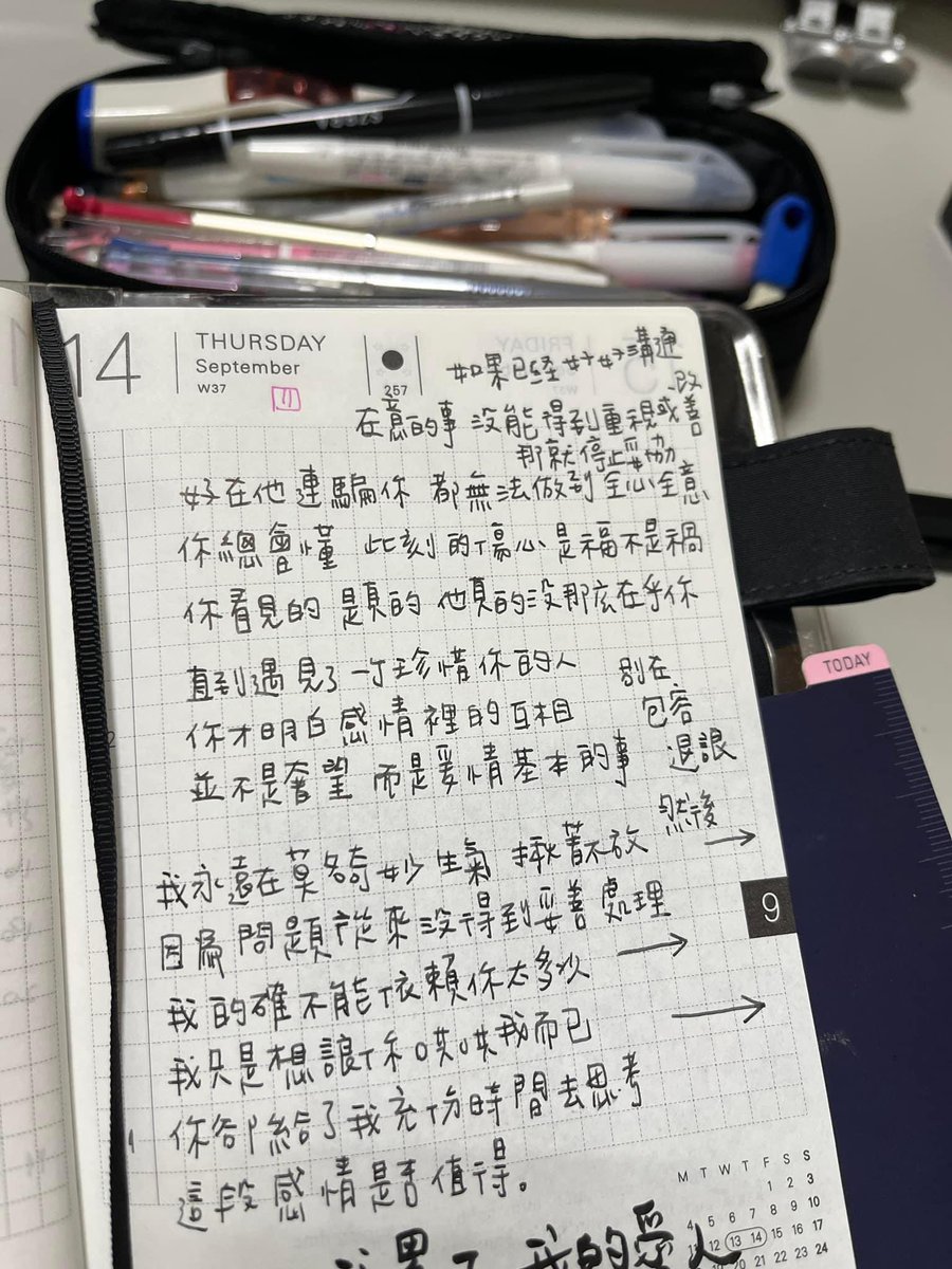 有時候看到一些句子就會想寫下來很喜歡寫字是很有溫度的事 我總喜歡畫畫也喜歡寫字在做些事情都當下很平靜也很放鬆心無旁騖在這些紙筆上。 https://t.co/ob7HGOvt1P