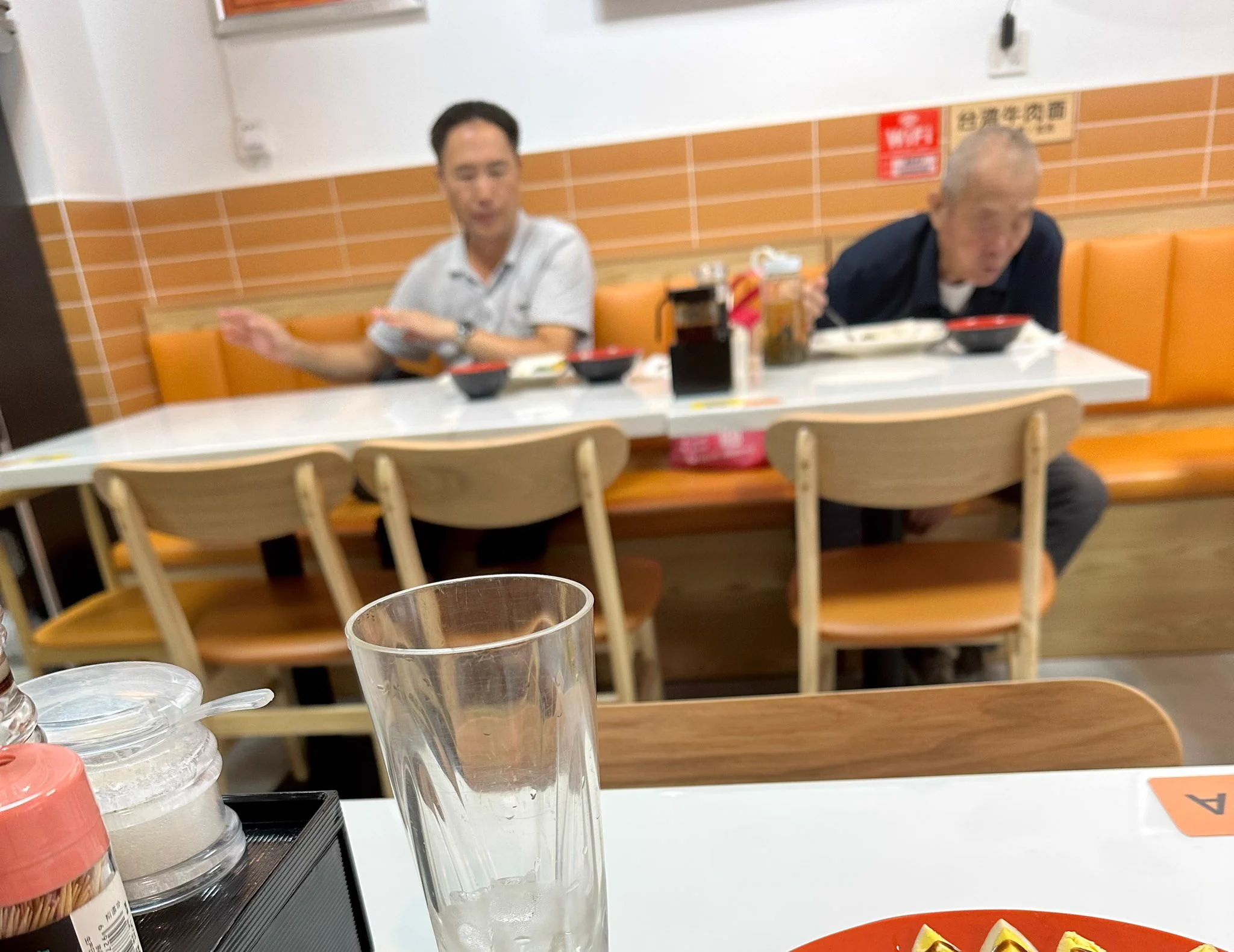 今天不搞黄，就刚在巴登街吃饭的时候有感而发，一对父子年龄不小了，应该是刚来深圳准备打工的。两人点了两份碟头饭，加饭加水加汤，老板也很热情的服务他们，感叹生活不易😢很想帮他们把单买了，但没好意思，哎…圣母婊了我🤣 https://t.co/KbA0NUZWuY