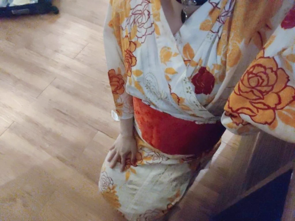 有喜欢日本妓女的吗？和服一穿上奴性就来了，就想跪着想服务男人了#男娘 #伪娘cd https://t.co/e3UzYBgzQz