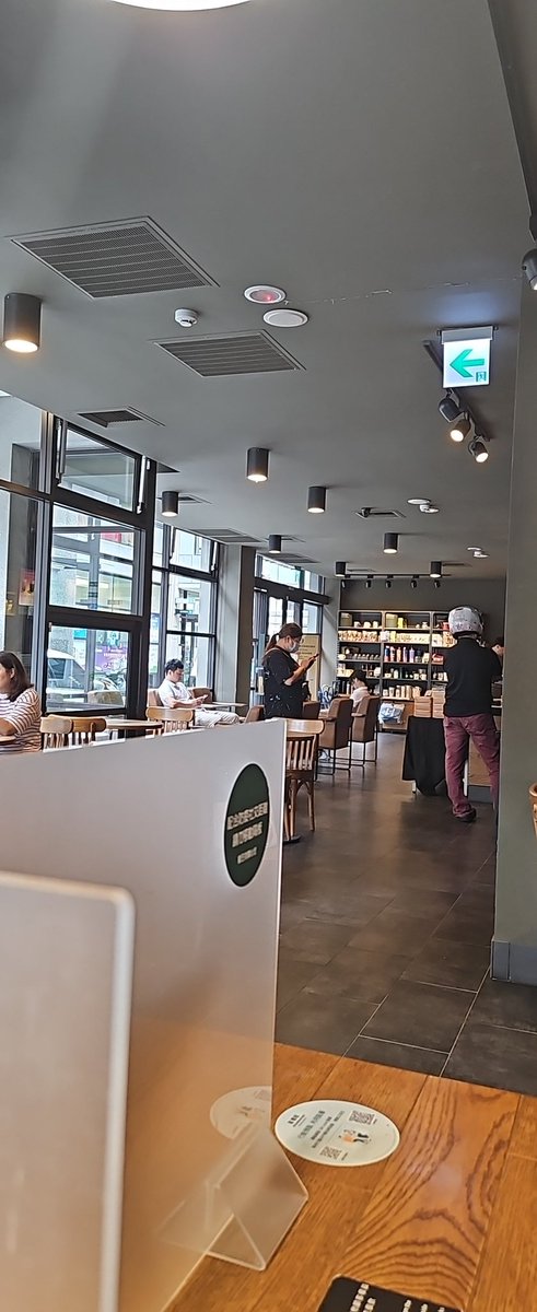 今天躲星巴克偷閒，好像快要下雨了！！！ https://t.co/oJsiXqGwdm