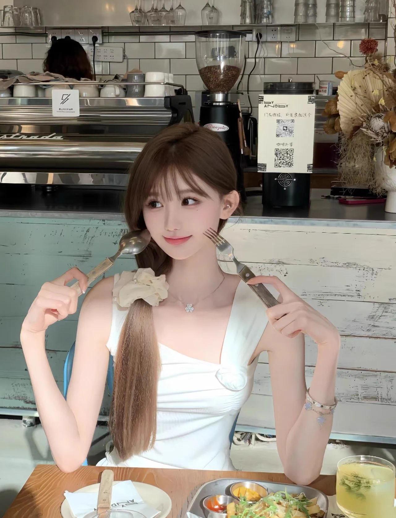 晒到的阳光分你一半
中午吃的沙拉，
现在就饿了
怎么办？ https://t.co/2Q8cc1ERle