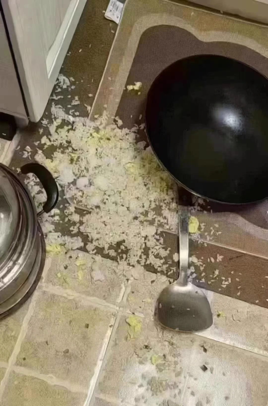 本来在做蛋炒饭你发来消息说要入🚪我一激动锅也打翻了然后你消息也不回了 https://t.co/CSHSflxpC2