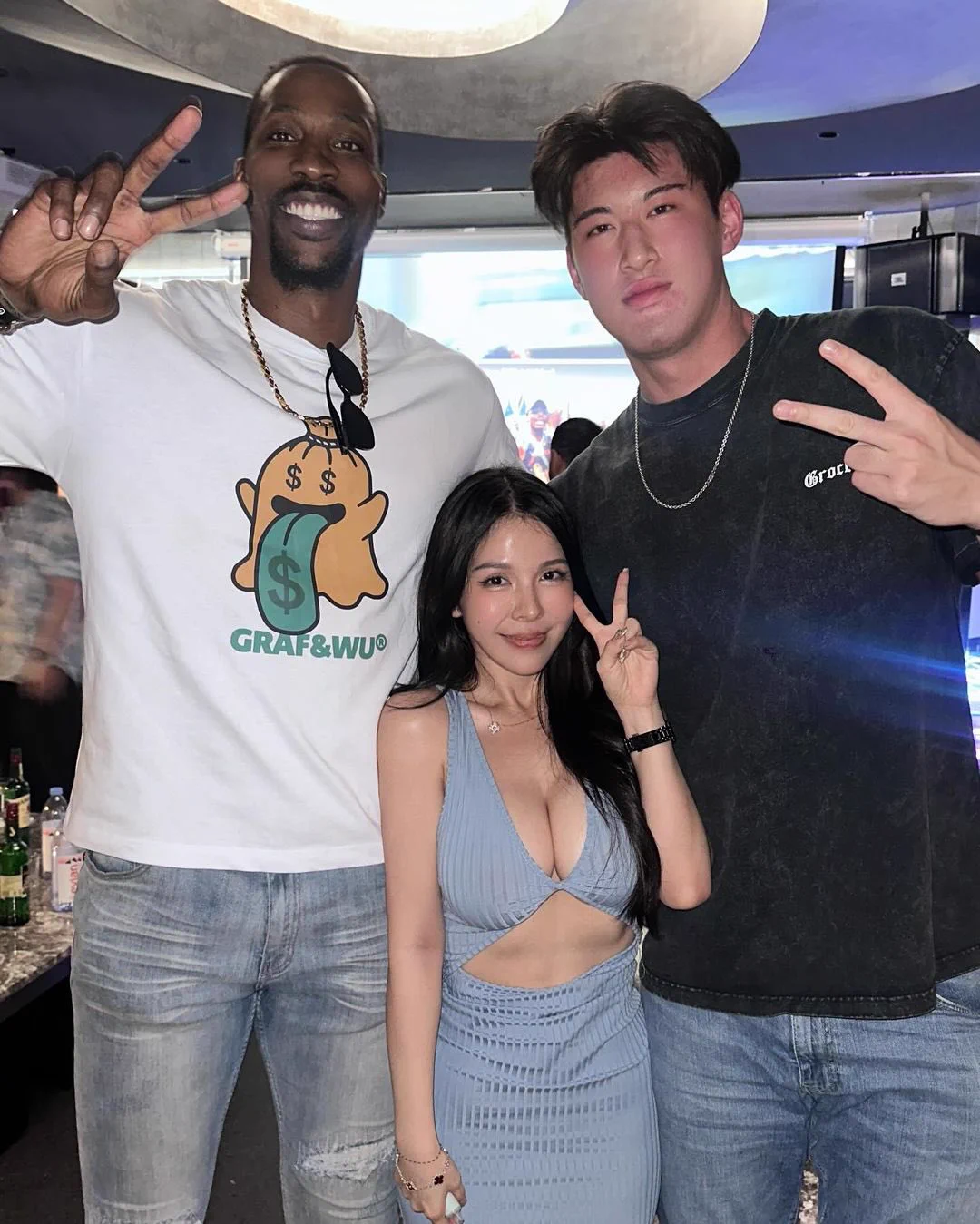 最後一張的身高差好嚇人 https://t.co/MZ4VLce1vl