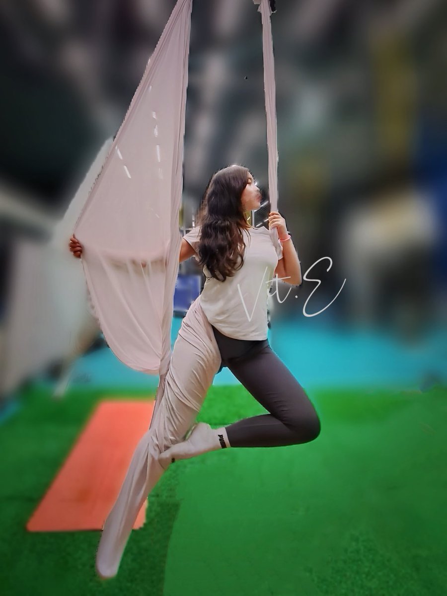 再忙，還是要留給自己與身體對話的時間⸜(* ॑꒳ ॑* )⸝

不知不覺上了超過一年的空瑜
即使一週只有一次仍然可以感受到身體的變化
攀上掛布的速度越來越快
也感覺到筋骨逐漸柔軟💓

#空中瑜伽 https://t.co/NERysoFs6q