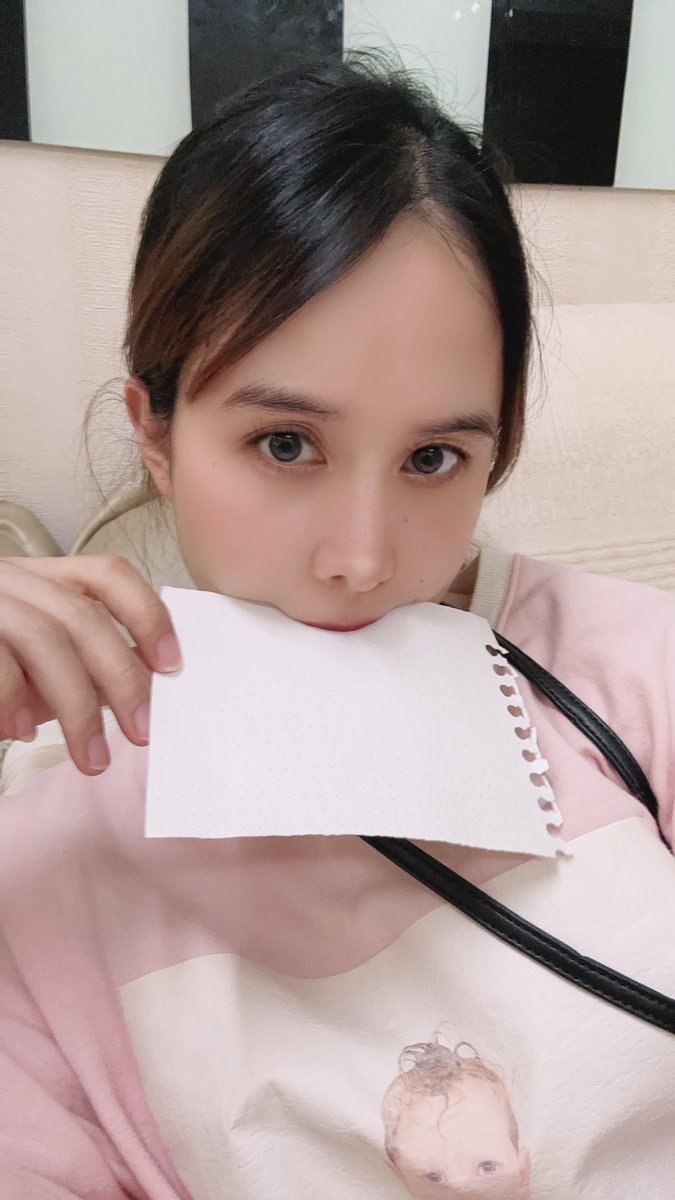 不止是送袜子，当然还可以送你一个吻💋

#原味 #原味丝袜 #黑丝 https://t.co/d3YR1iiE1s