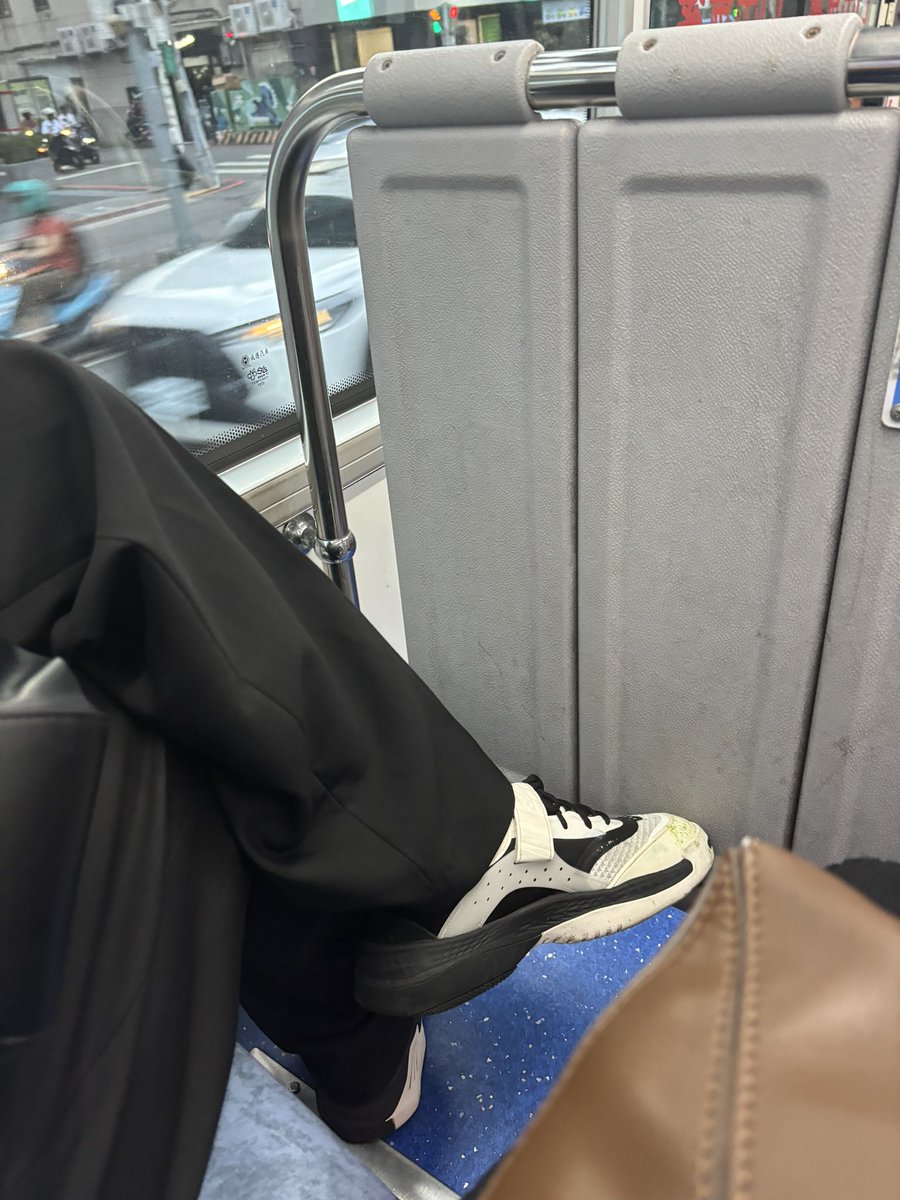 我的天
我搭公車隔壁坐的是一個口罩帥哥
求問怎麼搭訕
在線等
急 https://t.co/5O51Lbwfjm