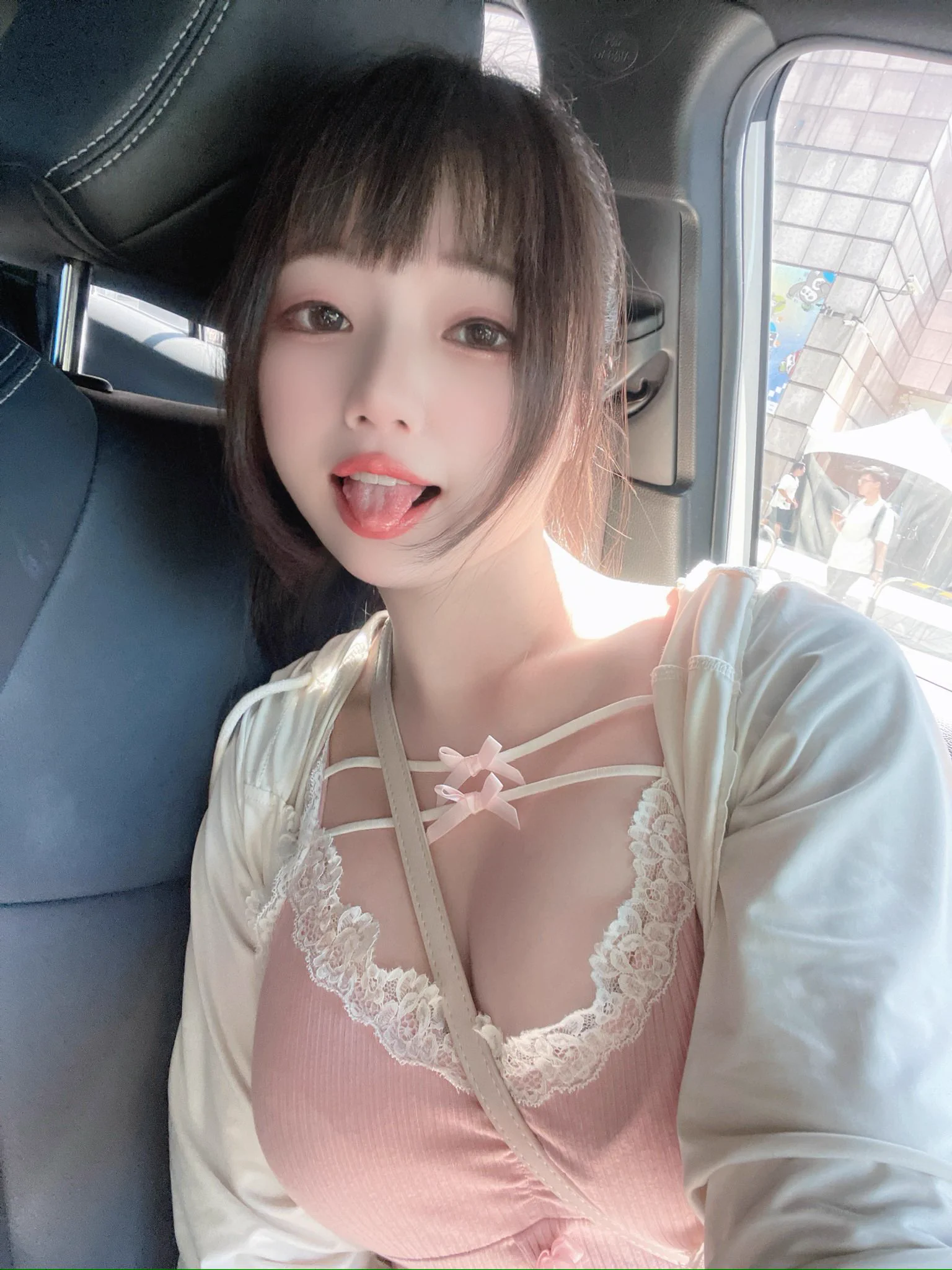 問問大家～如果你要上異性朋友的車你會選擇坐後座，覺得副駕應該留給對方的伴侶作為尊重還是你會選擇坐副駕，覺得坐後座把朋友當成司機很沒禮貌？ https://t.co/jcGbuInxbq
