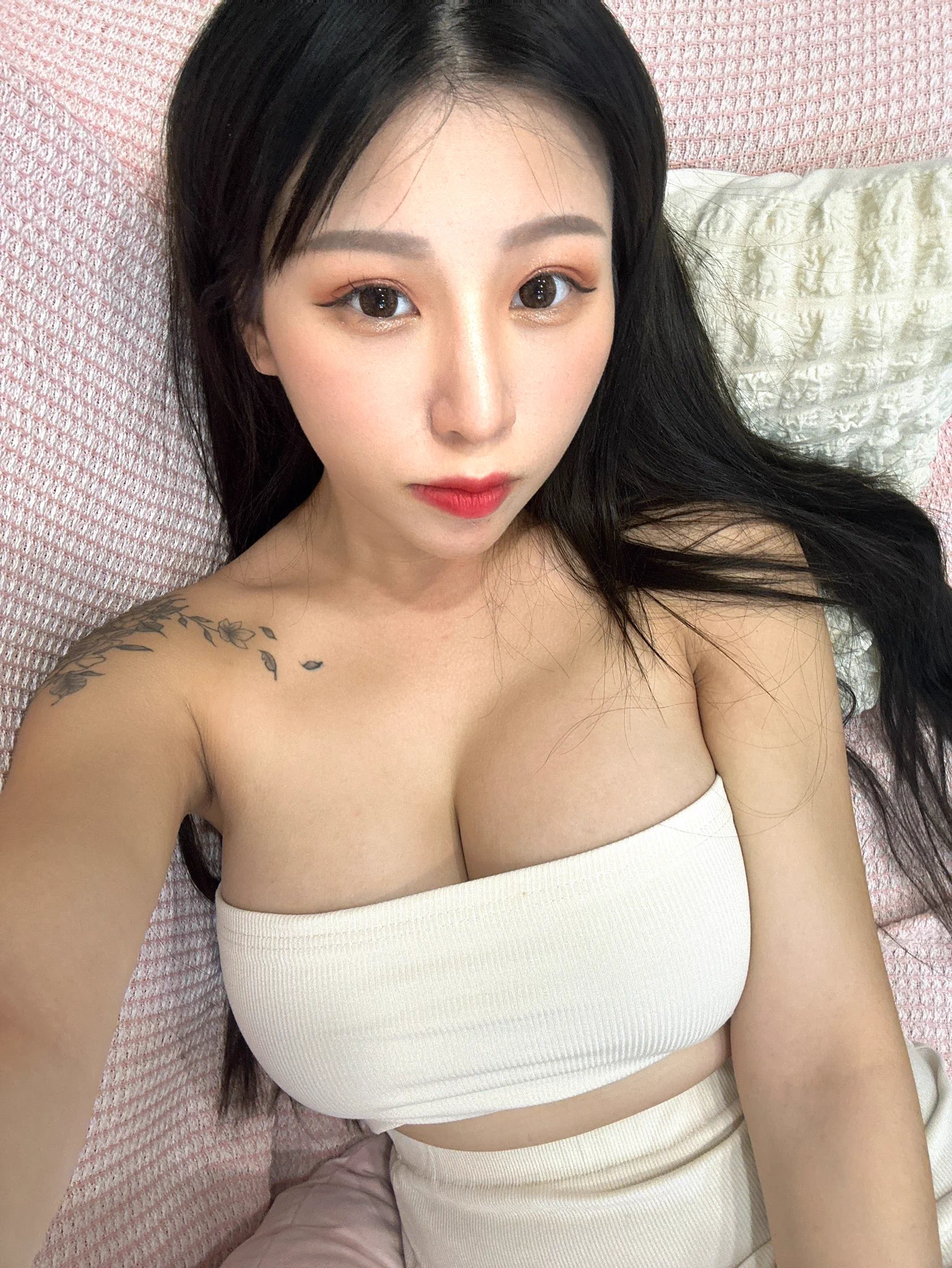 這麼晚了 沒有想我嗎😳 https://t.co/xxUvkbCAaj