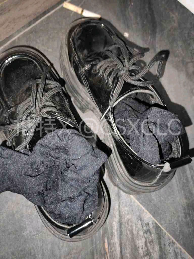 020地区，广东广州同好投稿，扫楼碰到不讲卫生的小姐姐，每双鞋里都塞了一双没洗的袜子，味道香香的，必须好好享用！完整版已发群内，寻广州本地高素质同好交流。 https://t.co/WXMxwf5Oyd