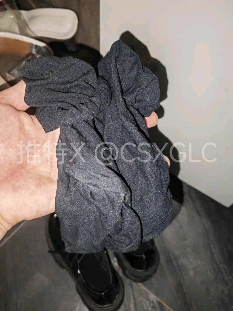 020地区，广东广州同好投稿，扫楼碰到不讲卫生的小姐姐，每双鞋里都塞了一双没洗的袜子，味道香香的，必须好好享用！完整版已发群内，寻广州本地高素质同好交流。 https://t.co/WXMxwf5Oyd