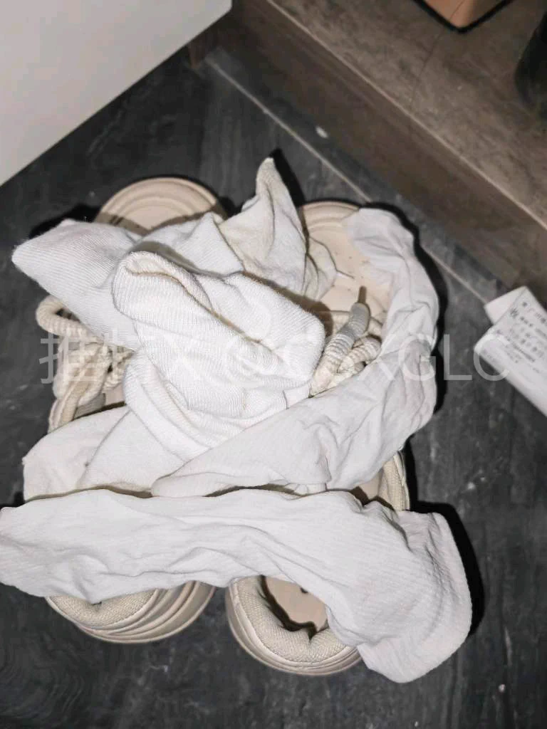 020地区，广东广州同好投稿，扫楼碰到不讲卫生的小姐姐，每双鞋里都塞了一双没洗的袜子，味道香香的，必须好好享用！完整版已发群内，寻广州本地高素质同好交流。 https://t.co/WXMxwf5Oyd