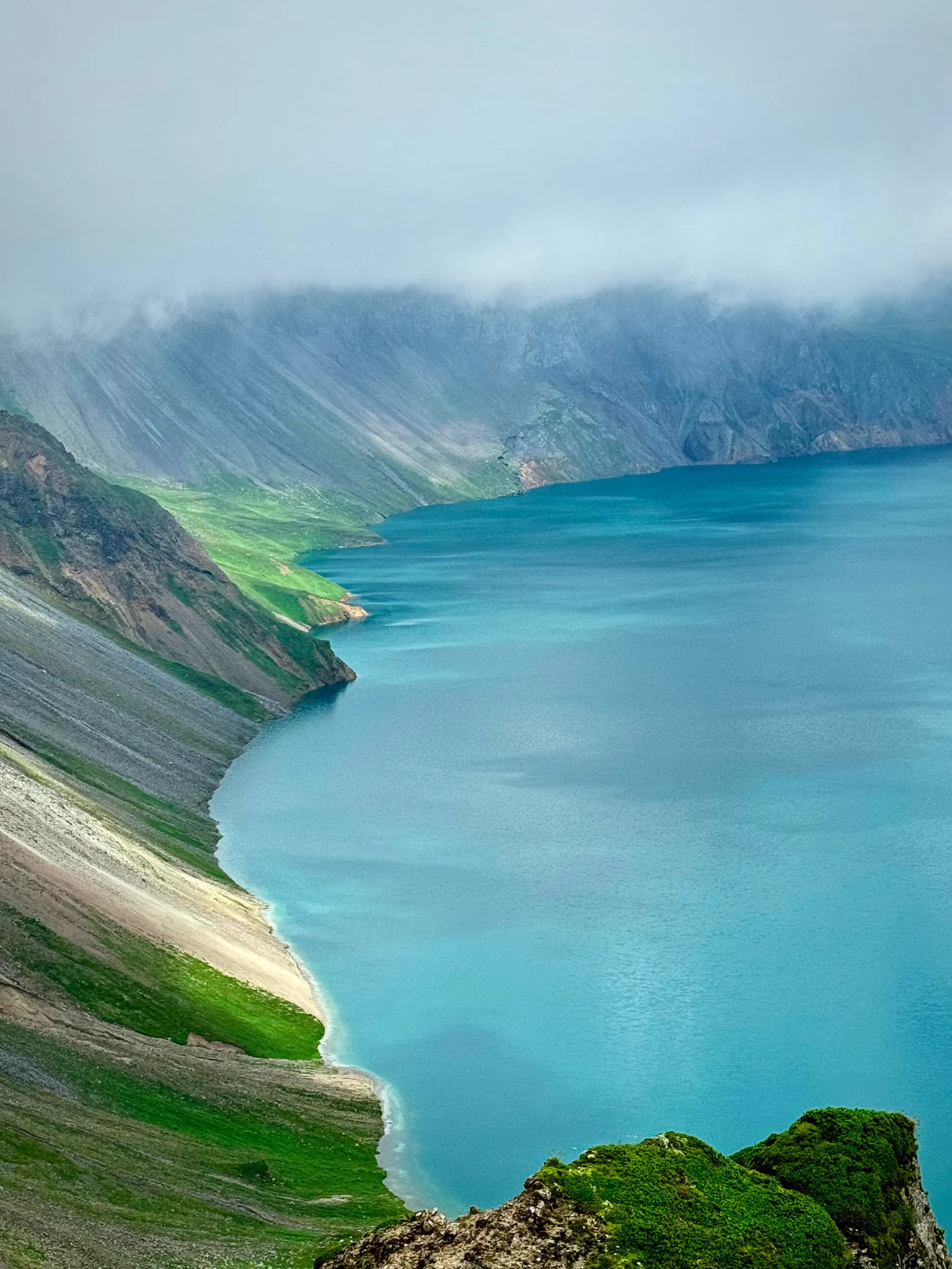Tianchi Lake in Changbai Mountain～ https://t.co/VatgExle1A