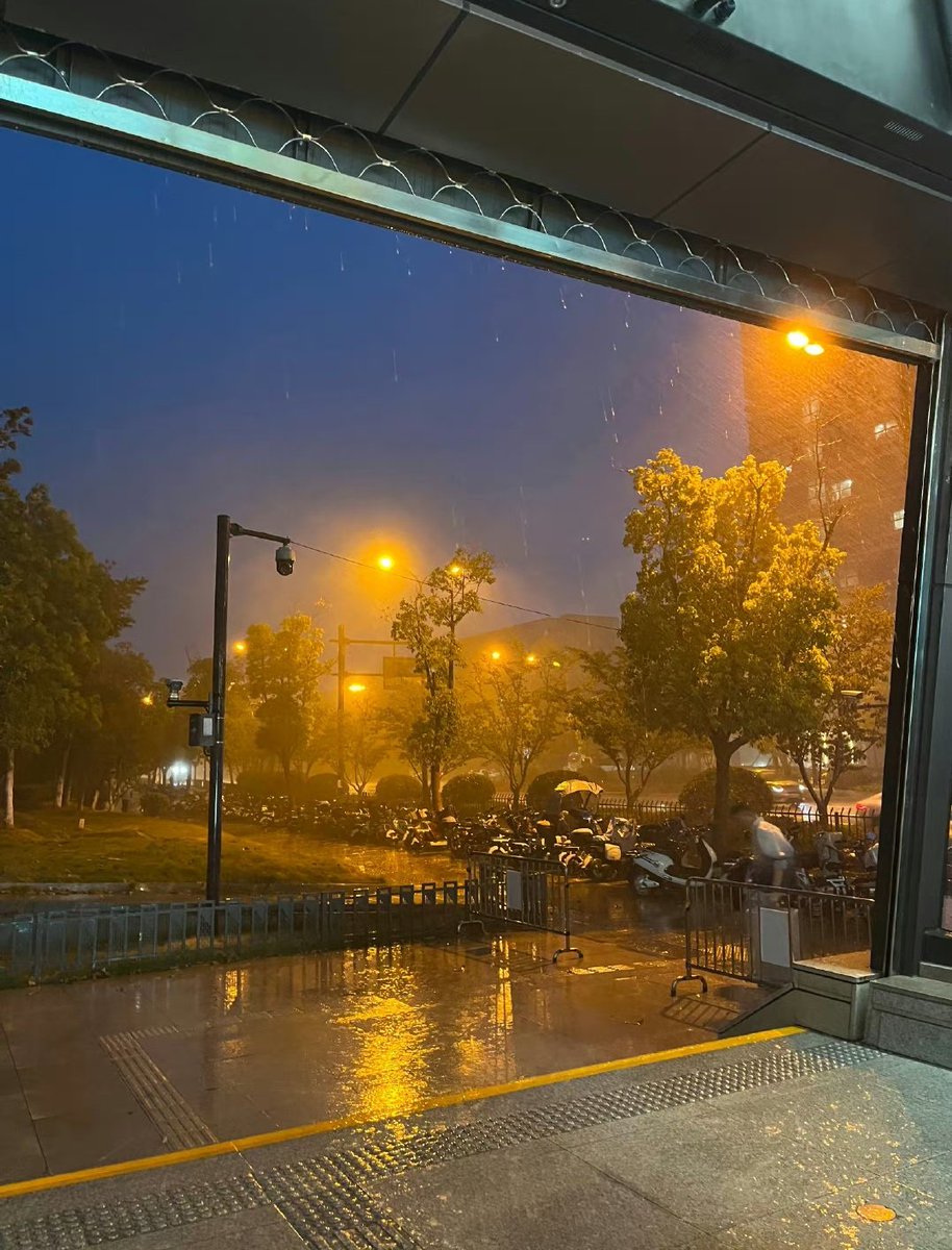 暴雨没人接，那就随机跟一个帅哥回家 https://t.co/MLmgJXdG7E