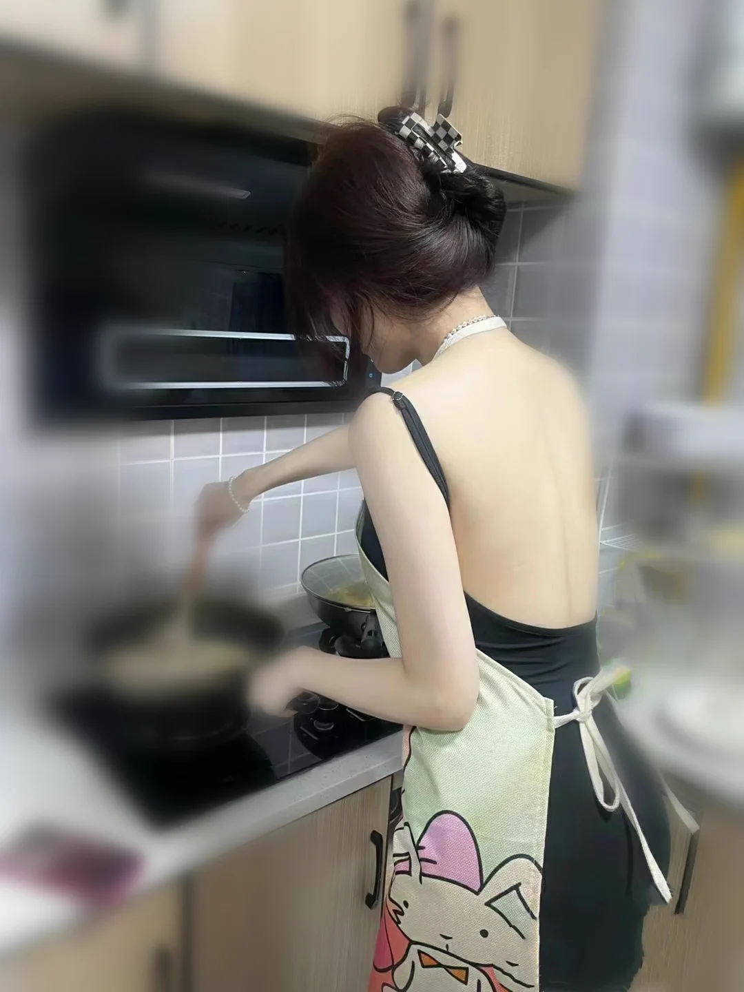 今日上門化身火辣小廚娘，在廚房裡忙碌，只為準備一桌充滿愛意的美味佳肴 感恩對我照顧有加的推粉希望你可以感受到我的這份用心只為你廚房裡的香氣彷彿也染上了一絲溫柔與誘惑😜你會為我的美食著迷還是為我的身體着迷呢或為這份心動的溫度沉醉？ https://t.co/RB28MYIrxj