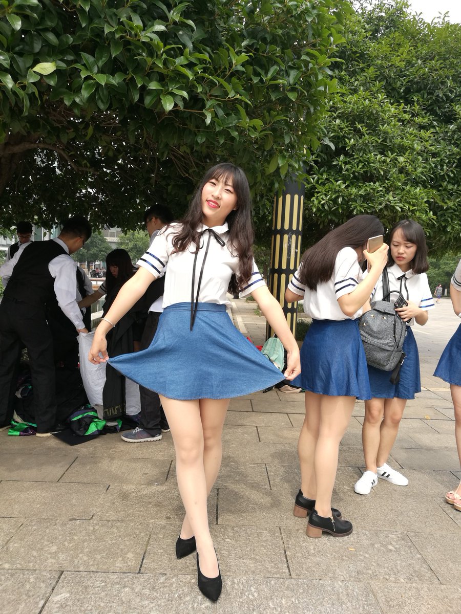 毕业小姐姐写真[164P+946M] #眼镜娘 #眼镜妹 #毕业照 #女大学生 #写真 
No.082421 预览全套尺度看置顶或私信 投稿：@007share 
眼镜娘圈子：https://t.co/VSeJDJ4Yn7 https://t.co/8qZBYcIRT0