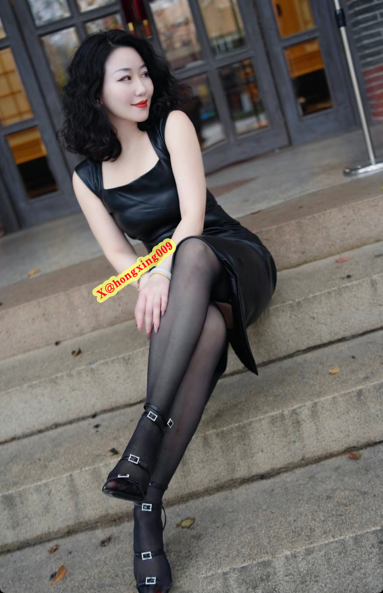 你手握这朵玫瑰觉得它廉价又百搭，殊不知这朵政瑰从不向别人盛开半分。 https://t.co/aDm2QoJEQK