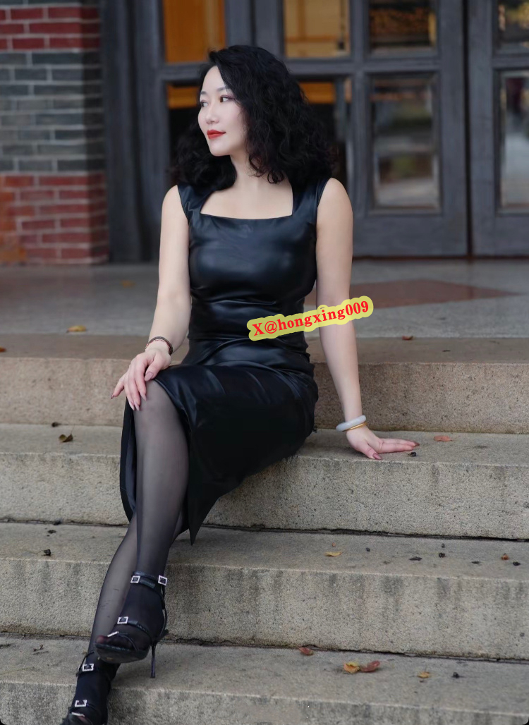 你手握这朵玫瑰觉得它廉价又百搭，殊不知这朵政瑰从不向别人盛开半分。 https://t.co/aDm2QoJEQK