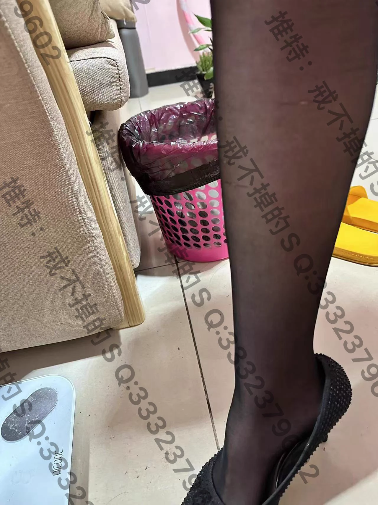 #人妻黑丝 邻居人妻，经常看见穿丝袜上下班，实在忍不住冒着风险套路了下，忽悠的很成功，在家穿着黑丝拍照给我，等几天拿到黑丝尝尝到底什么味 https://t.co/9psjTmwRav