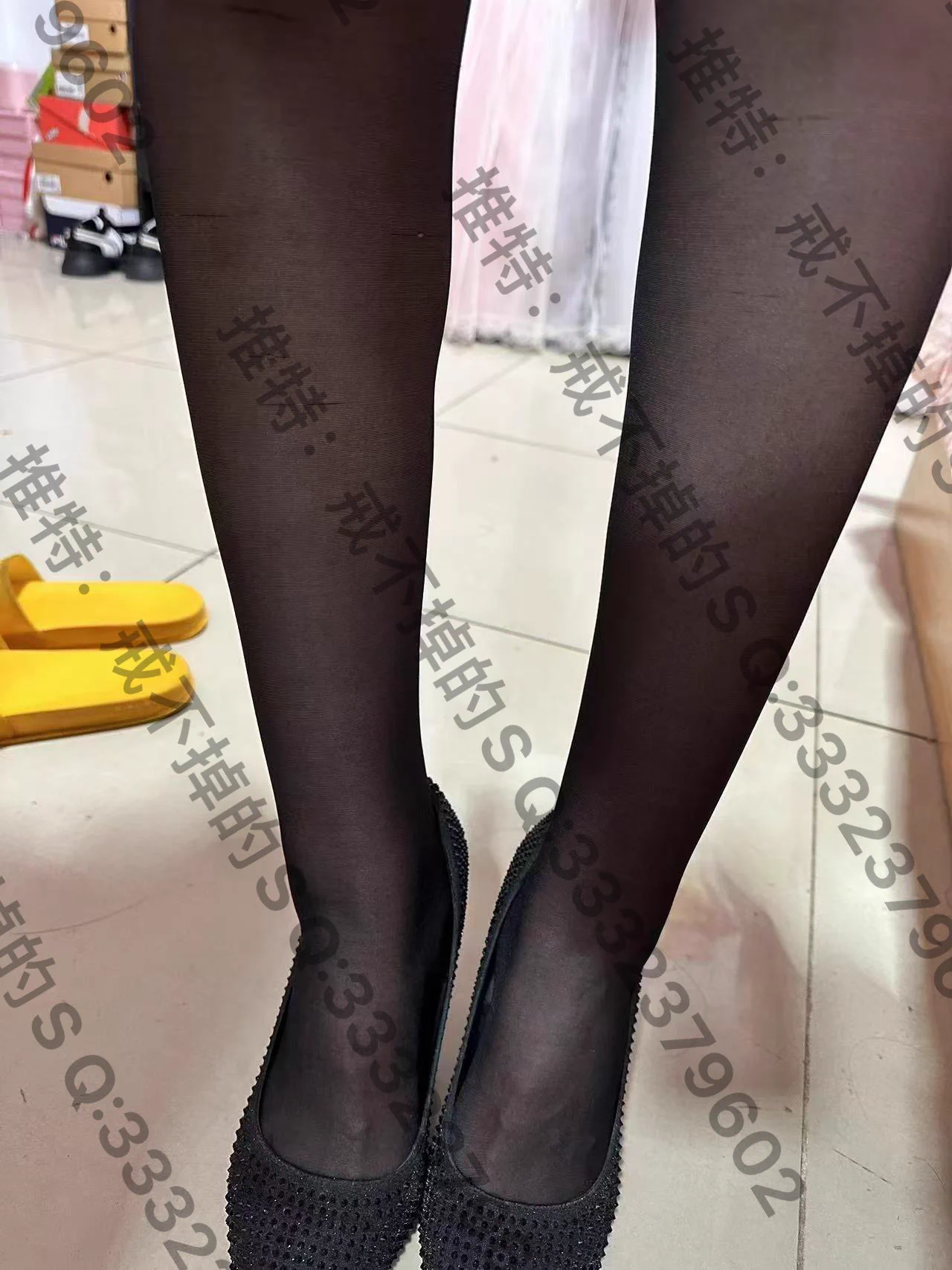 #人妻黑丝 邻居人妻，经常看见穿丝袜上下班，实在忍不住冒着风险套路了下，忽悠的很成功，在家穿着黑丝拍照给我，等几天拿到黑丝尝尝到底什么味 https://t.co/9psjTmwRav