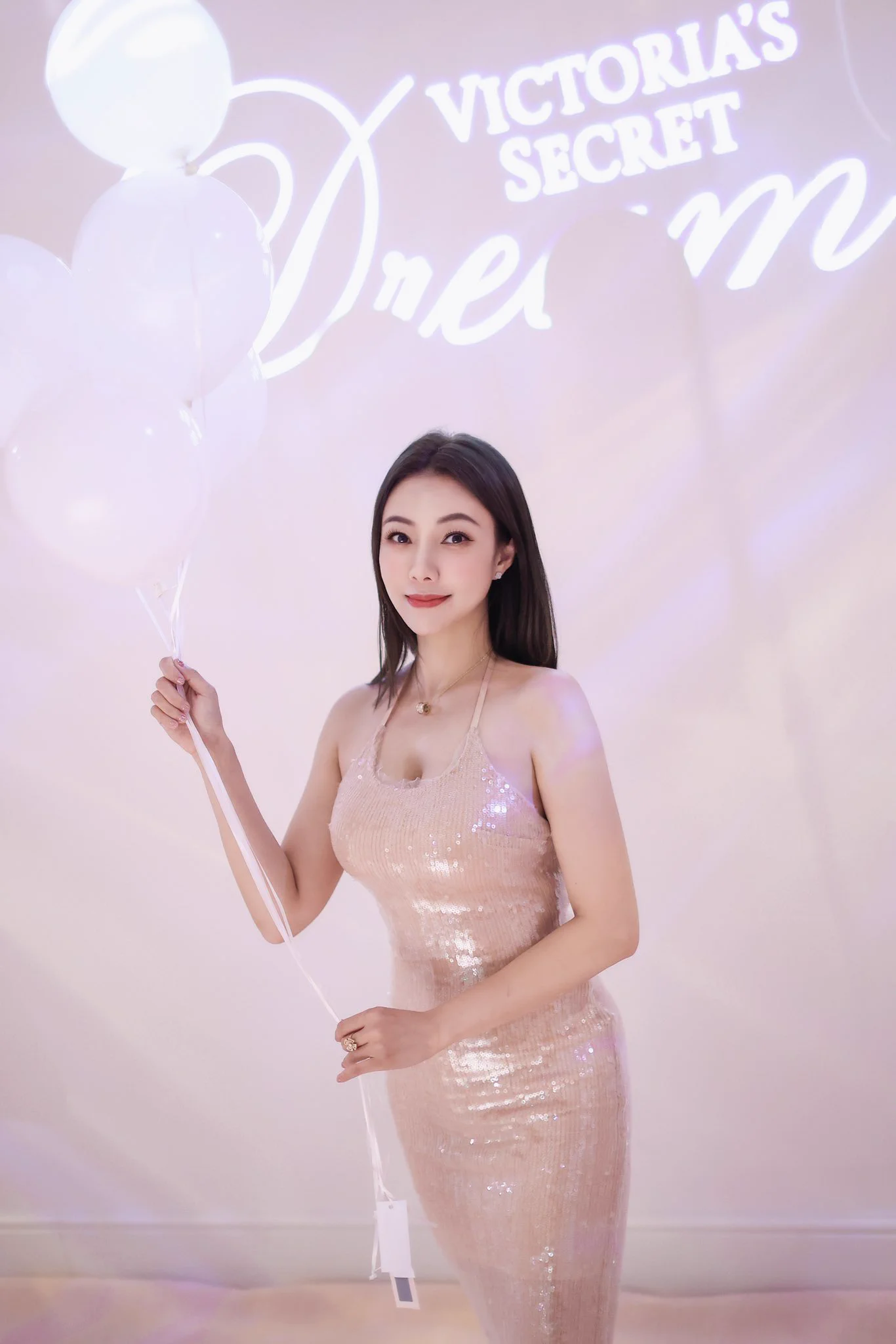 你们的小姐姐只能是我！很多时候参加活动都没有记录下美好，原声vlog会发布在抖音快手视频号💕，昨天的直播晚了一小时是因为去感受美好的夜晚啦❤️ https://t.co/FsxZotE5xq