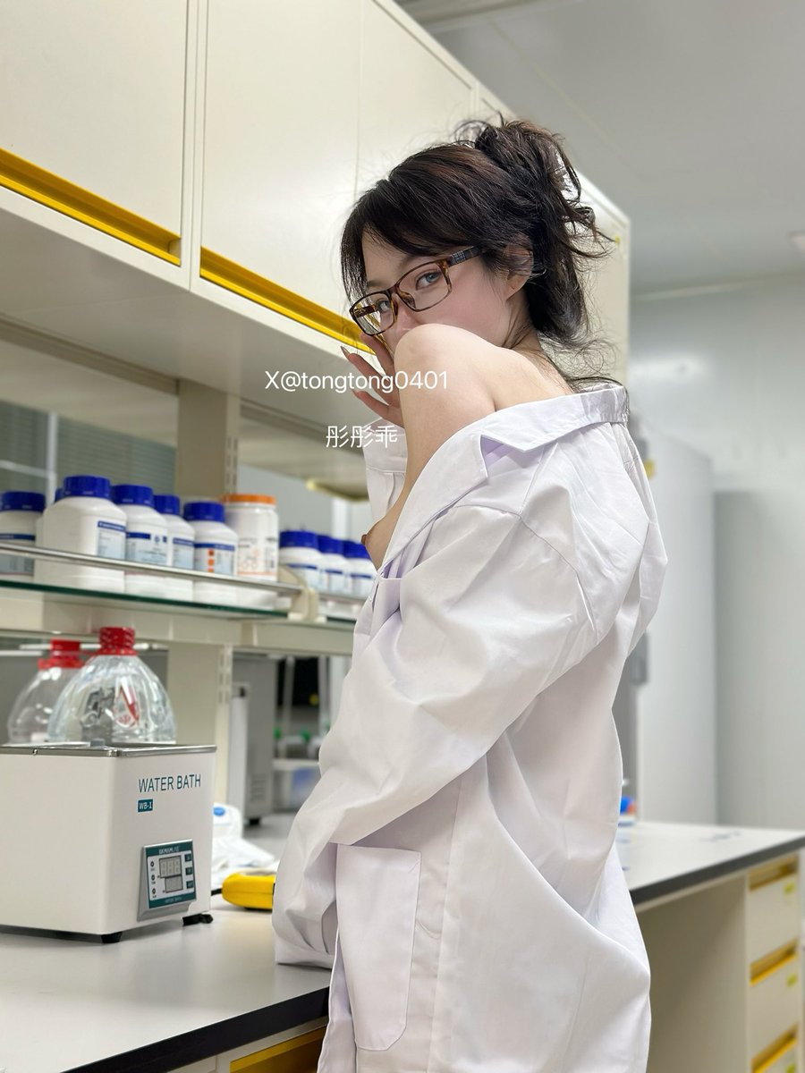 实验室里的彤彤乖，视频一会先更到私推了。我怎么这么乖的听你支配啊，晚上还是9点半vx来5到8个人。 https://t.co/o6RrvsIqhC