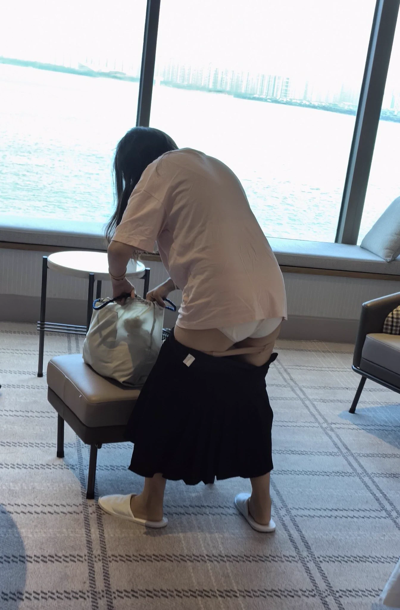 爱穿丝袜瑜伽裤的小骚妇～脚上钉着根卷曲的毛毛 问她怎么回事，说刚给人家足过 趁热给我发过来 之前约她的时候也没见她那么骚，果然女人的网感很重要 https://t.co/R5Cc9oSPkz