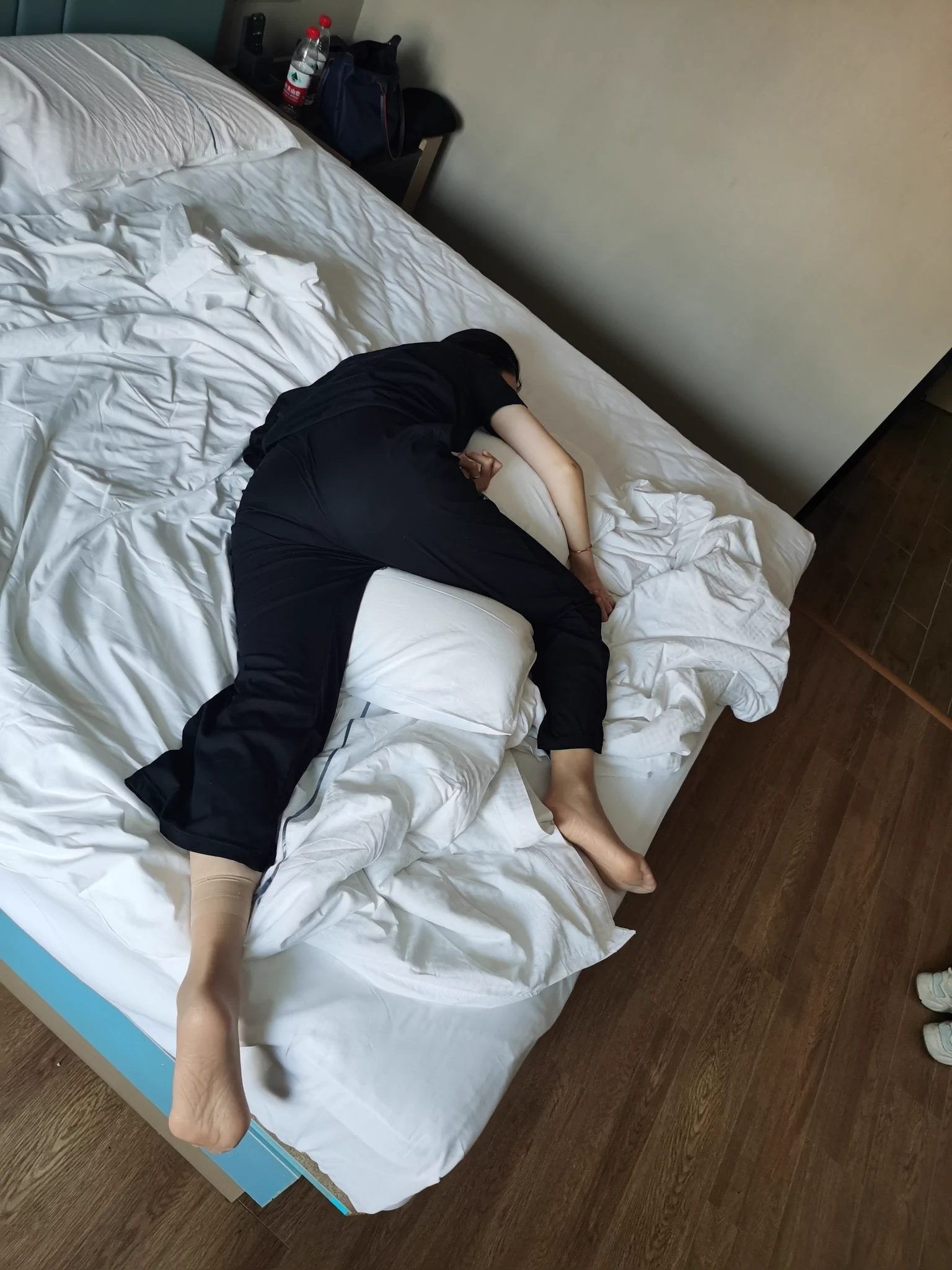 爱穿丝袜瑜伽裤的小骚妇～脚上钉着根卷曲的毛毛 问她怎么回事，说刚给人家足过 趁热给我发过来 之前约她的时候也没见她那么骚，果然女人的网感很重要 https://t.co/R5Cc9oSPkz