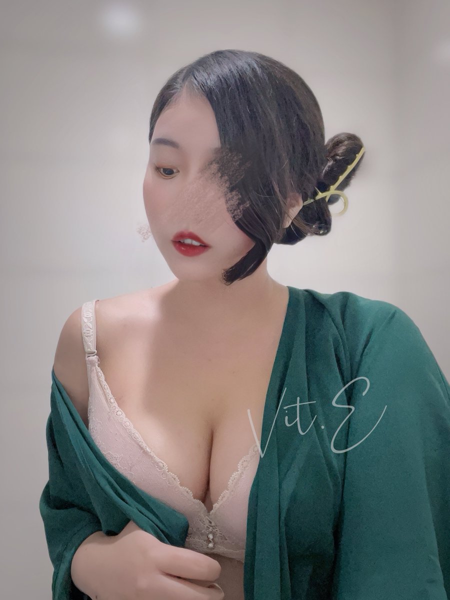 直男組員看到我
用一個有點稱讚（？）的語氣說
「第一次看妳把頭髮綁起來欸」

…
這對我來說是居家鯊魚夾
而且很醜只是因為太熱了沒忍住🤣

#辦公室 

我一直以為鯊魚夾=邋遢欸
竟然男生也會覺得好看嗎(　ﾟᵕﾟ) https://t.co/IEybsZ8hCg