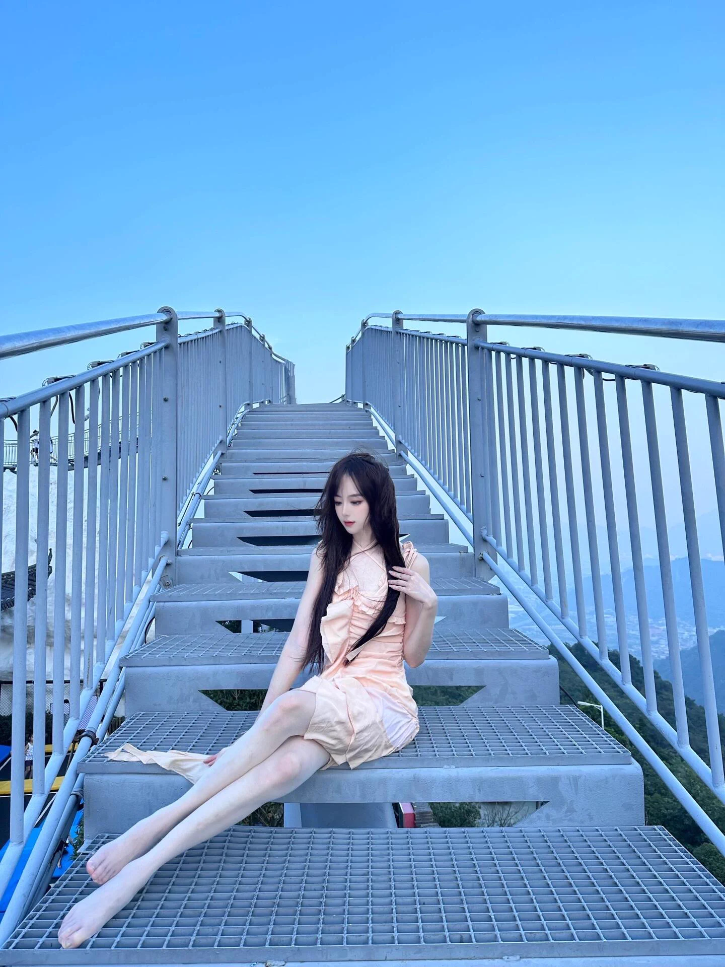 通向天际的扶梯，嘻嘻 https://t.co/pPSrSC5ZiL