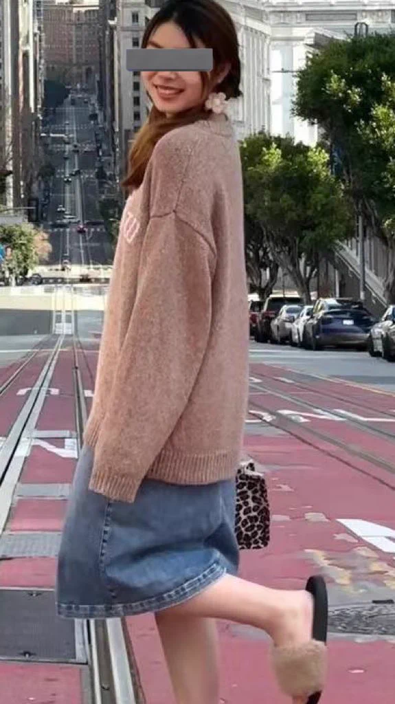 海外留学生同好投稿，170+的女留学生的毛毛拖，天天出去玩都穿，殊不知已经被同好爆射了，还用她的小玉足帮忙清理掉，每天看着她的玉足和自己的JY接触非常兴奋！@jwickbman https://t.co/T5bbf7veOF