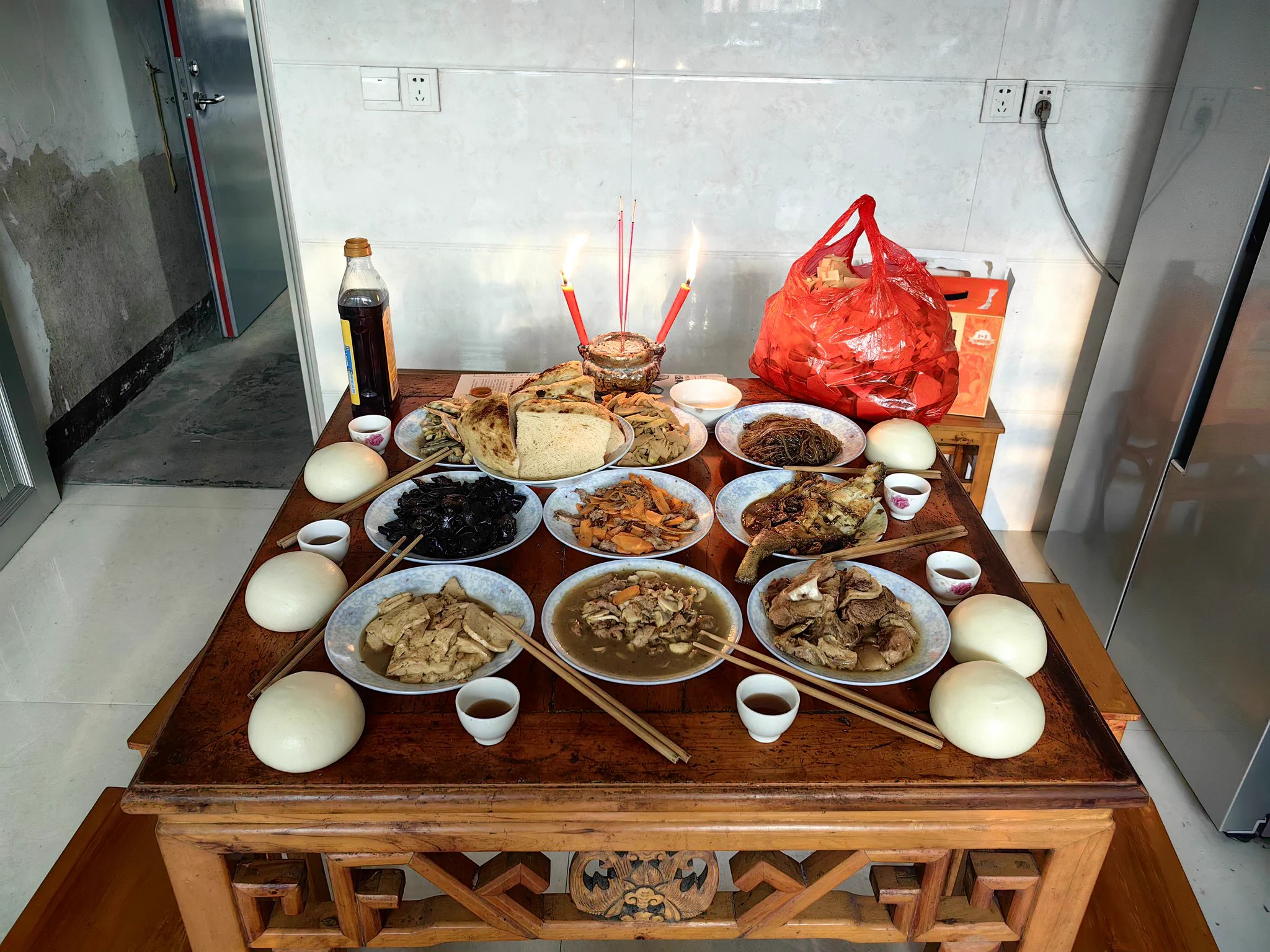 今天是中元节，也叫鬼节，爷爷奶奶烧了一桌的菜祭拜祖先，还要烧纸钱，不知道你们那里有没有这样的习俗？Today is Chinese Ghost Festival. My grandparents cooked a lot of dishes to worship our ancestors, and later they will also burn paper money. https://t.co/ovksOMDDUQ
