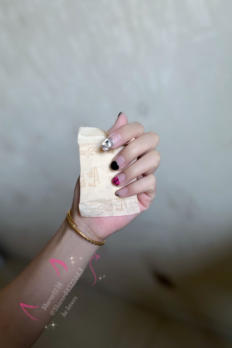 6月初做的💅…
最多只能保持2个月…
现在成这样了🤭～
卸美甲是一件很恐怖的事……
我超级害怕😱 https://t.co/2iZTcZpLVm