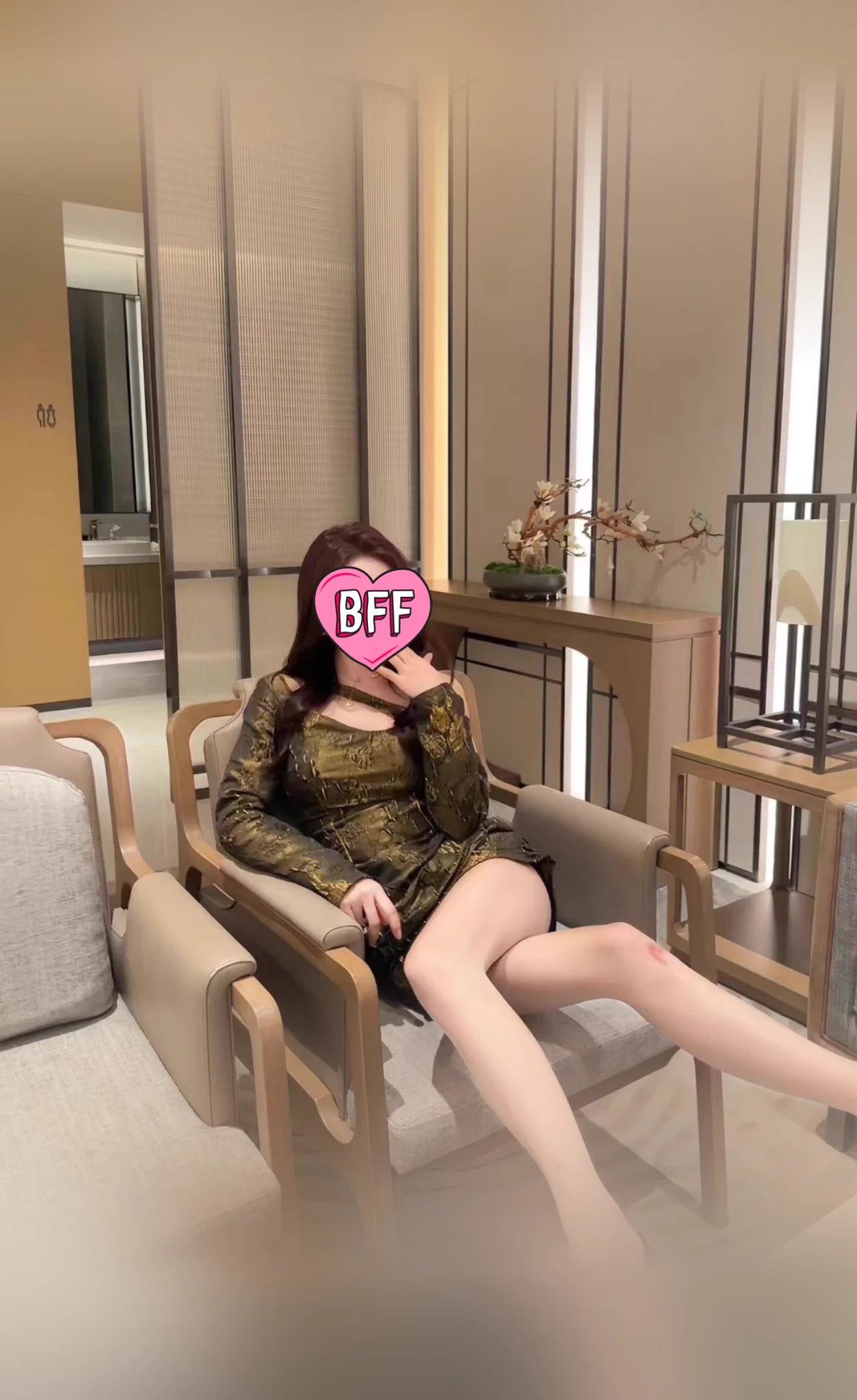 年度最佳预告—— 先放女主照片 南方人 整容脸 口音像是两湖一带 住我们小区 多次偶遇，经常深夜被埃尔法、迈巴赫大佬带出门 穿着打扮不是正经人 门口有一个鞋架和一个360摄像头 之前苦于无法下手，也就作罢 https://t.co/d0bOL0NVWh