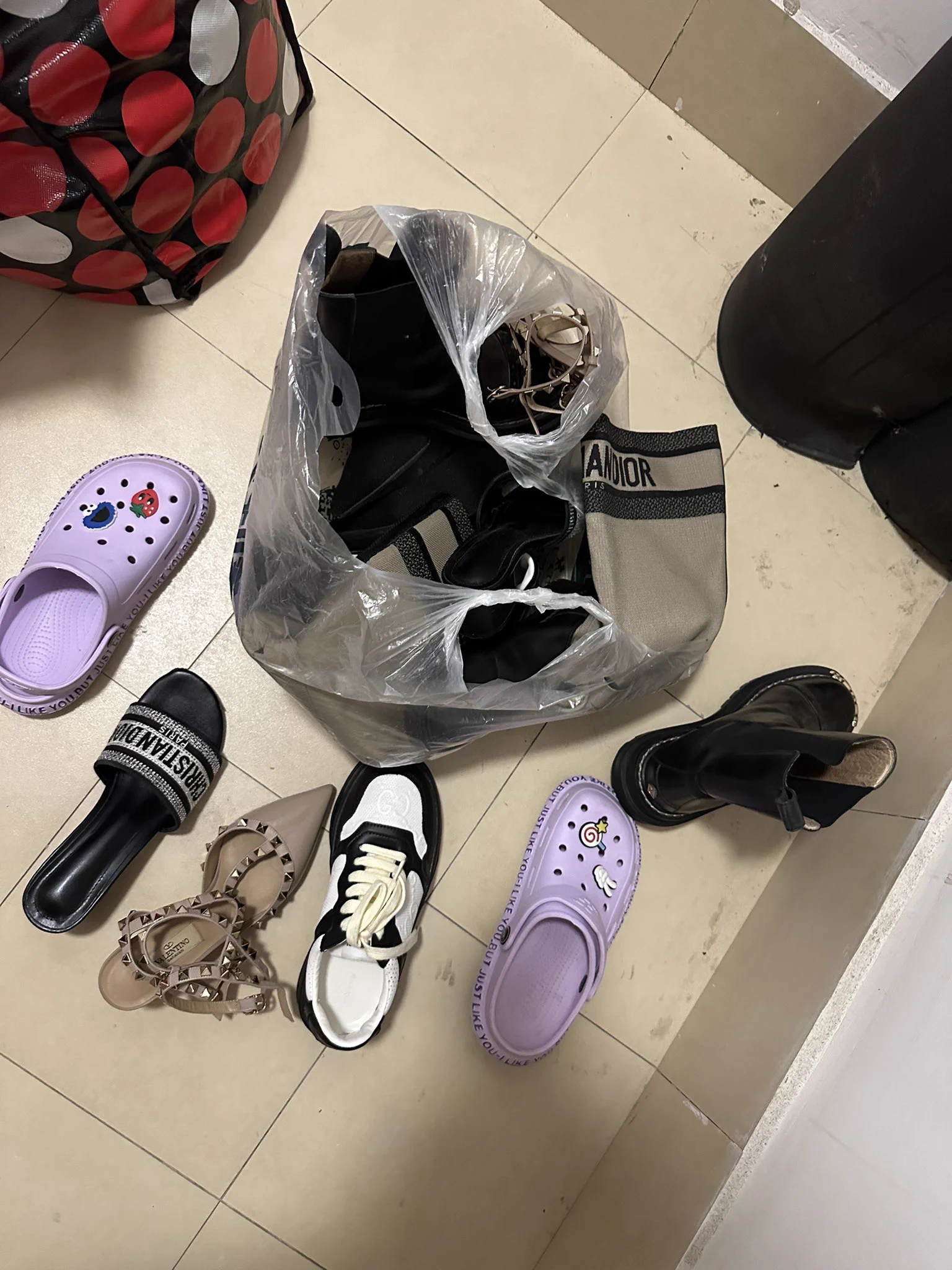年度最佳（3） 华伦天奴 爱马仕 Dior 虽不知真假 但每双鞋子痕迹都清晰可见 尤其几双拖鞋 粘满了脚泥 https://t.co/zpRQnSFAKI