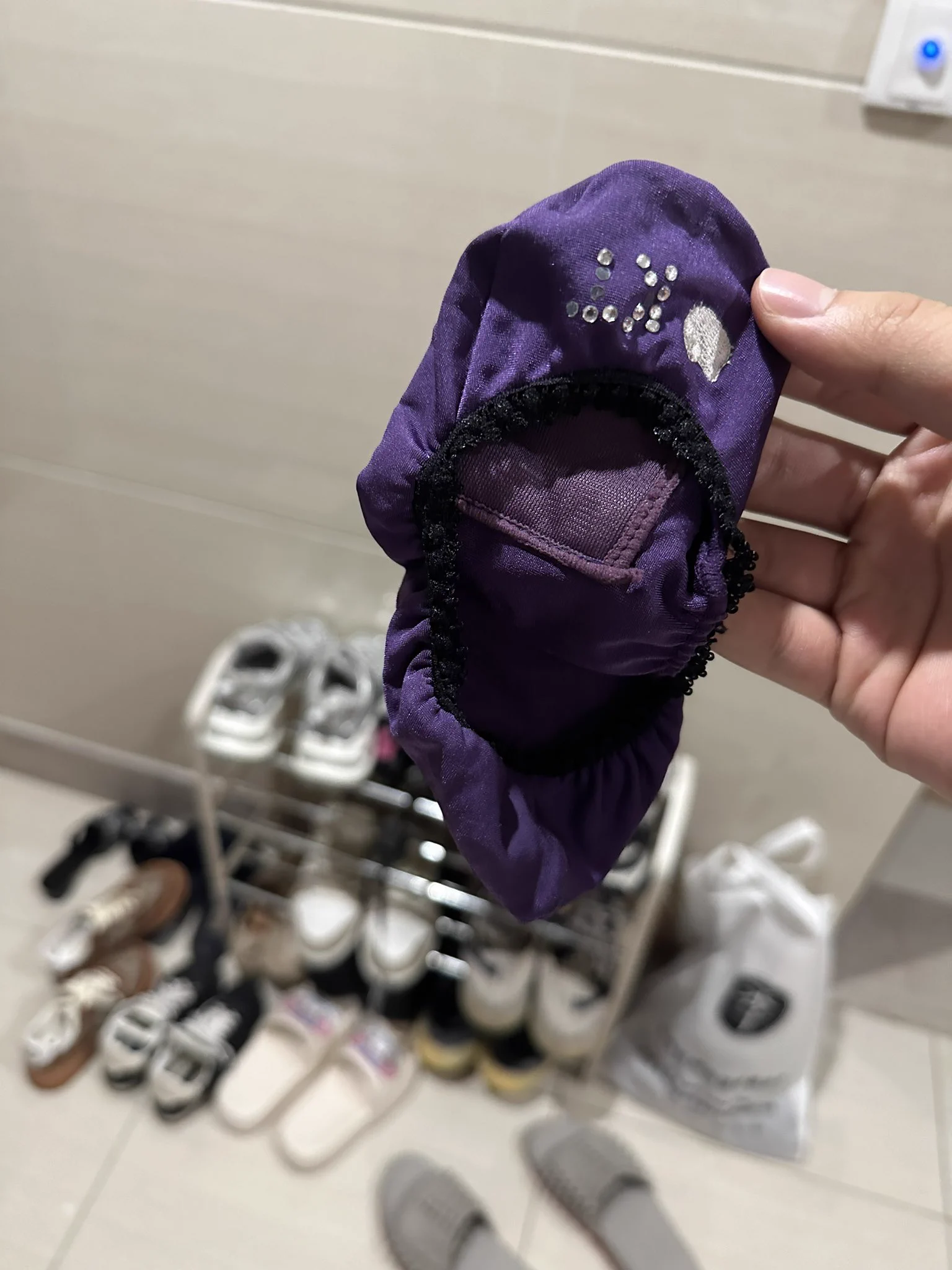 年度最佳（4） 该说不说 船袜见多了 丝绸材质还带蕾丝镶钻的 真水头一回 手感舒适柔软细腻 另一双棉袜是在烟筒靴找到的 外面掉色 里面泛黄 还有脚趾印 至于味道 船袜运动鞋应该是没少出汗 而棉袜 香喷喷 和光脚踩的Chanel一样 适合我的口味 #扫楼 https://t.co/dTHew6ccFP