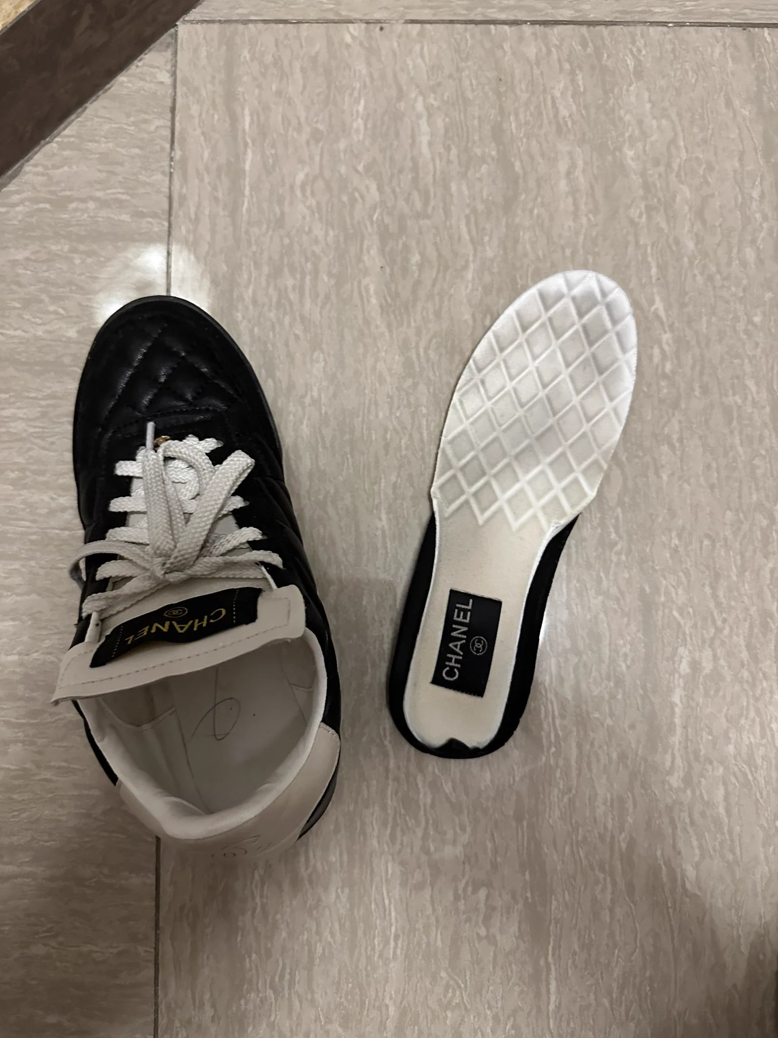 年度最佳（4） 该说不说 船袜见多了 丝绸材质还带蕾丝镶钻的 真水头一回 手感舒适柔软细腻 另一双棉袜是在烟筒靴找到的 外面掉色 里面泛黄 还有脚趾印 至于味道 船袜运动鞋应该是没少出汗 而棉袜 香喷喷 和光脚踩的Chanel一样 适合我的口味 #扫楼 https://t.co/dTHew6ccFP