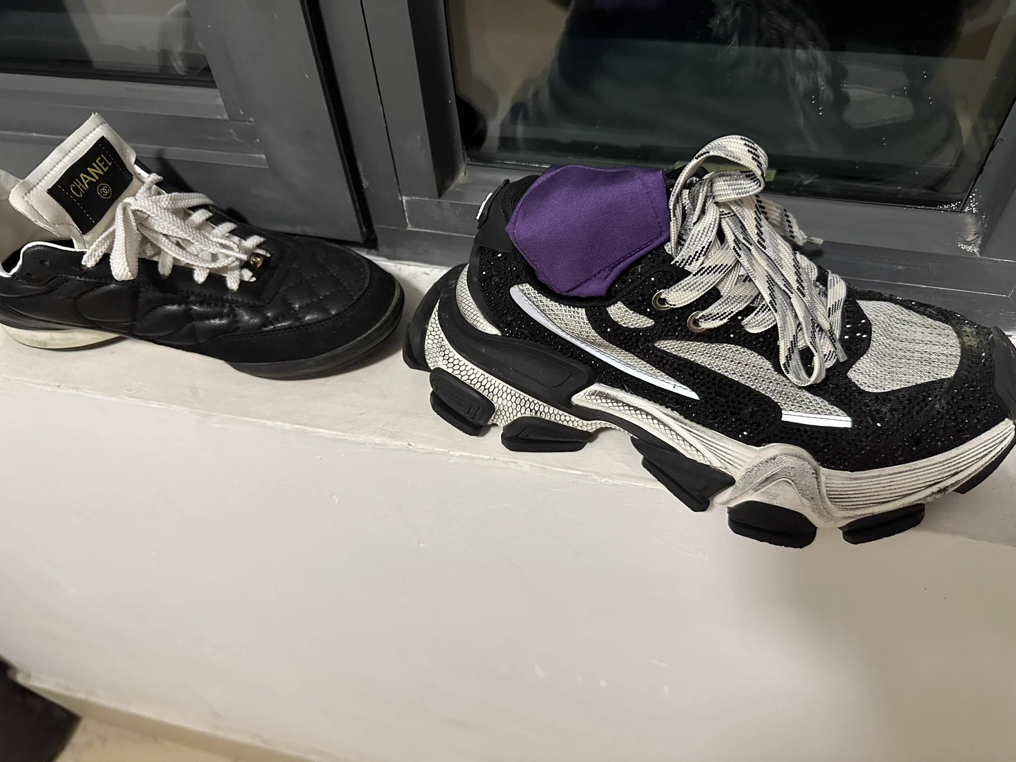 年度最佳（4） 该说不说 船袜见多了 丝绸材质还带蕾丝镶钻的 真水头一回 手感舒适柔软细腻 另一双棉袜是在烟筒靴找到的 外面掉色 里面泛黄 还有脚趾印 至于味道 船袜运动鞋应该是没少出汗 而棉袜 香喷喷 和光脚踩的Chanel一样 适合我的口味 #扫楼 https://t.co/dTHew6ccFP