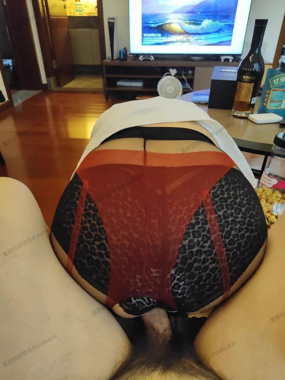 夏日套，Mom的双手被反拷在脑后，小穴里远程控制的跳蛋让脸庞渐渐色情了起来，沉甸甸的乳房好像下一秒就要从轻薄的布料中逃出，双腿夹紧摩擦，只能渴望的看着在旁边不为所动一脸戏谑的儿子。夹杂着呻吟声的求饶道：请儿子操我淫荡的小穴～ https://t.co/VdwmlrPsgk