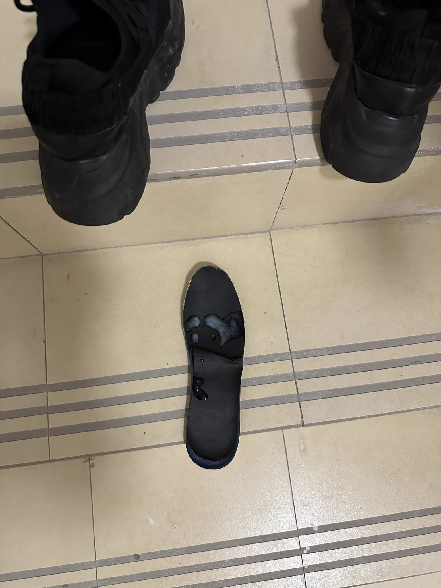 完咯 小骚货家的监控充满电安上了 下次充电可能得等一两个月 真后悔那天没把鞋袜拿走 一气之下把主播的👟狠狠胶上🥲🥲 #扫楼 #原味 #打胶 https://t.co/0JnG3RkX02