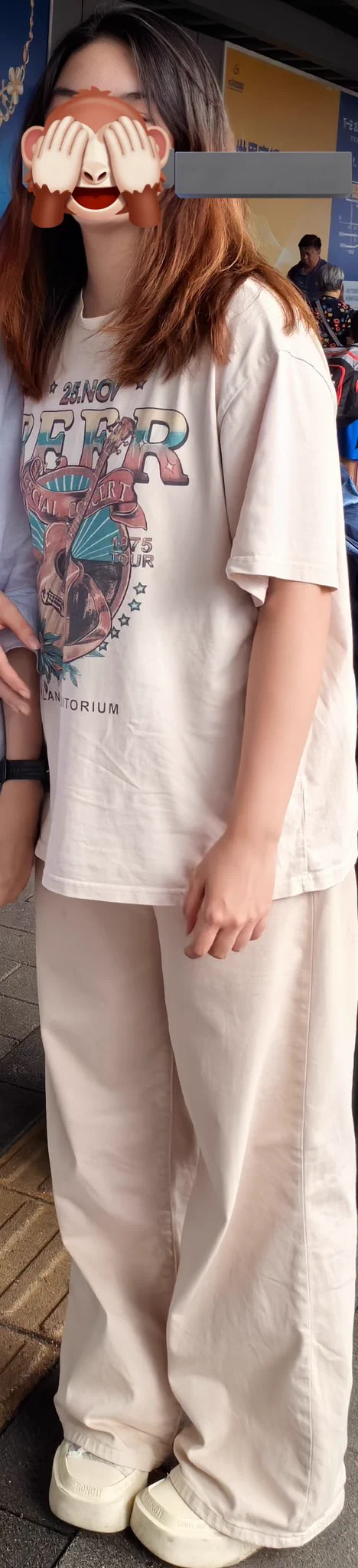 海外留学生同好投稿，还是那位女同学，去她家玩趁她男朋友不注意，在他相册里翻到骚照，还在厕所找到了同一条内裤，竟然还没洗，搭配着pyq照片里的同款鞋袜直接射满！ @jwickbman https://t.co/2fqhgWvGNP