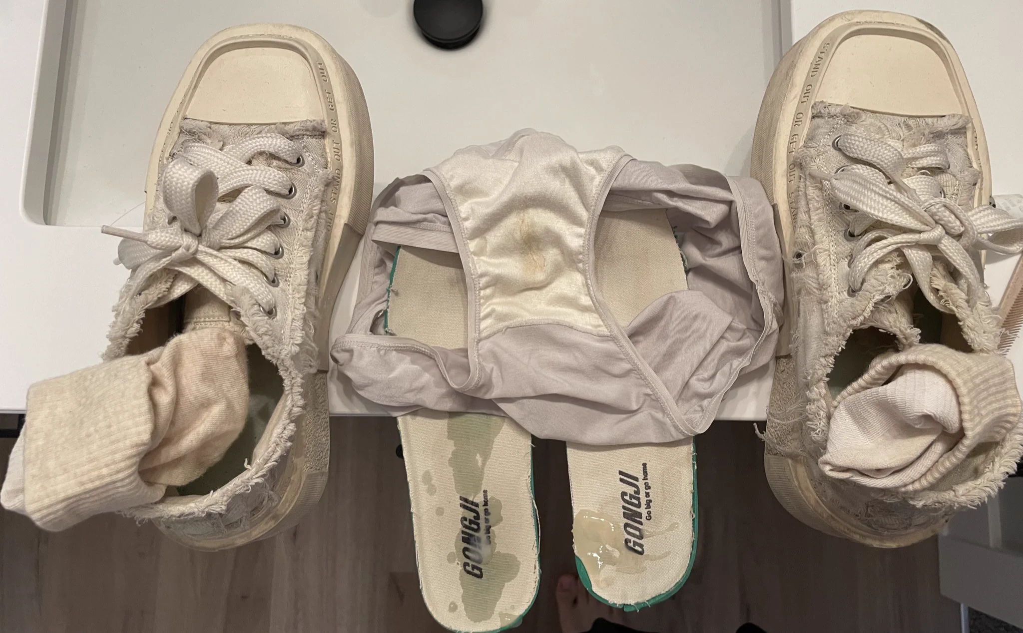 海外留学生同好投稿，还是那位女同学，去她家玩趁她男朋友不注意，在他相册里翻到骚照，还在厕所找到了同一条内裤，竟然还没洗，搭配着pyq照片里的同款鞋袜直接射满！ @jwickbman https://t.co/2fqhgWvGNP