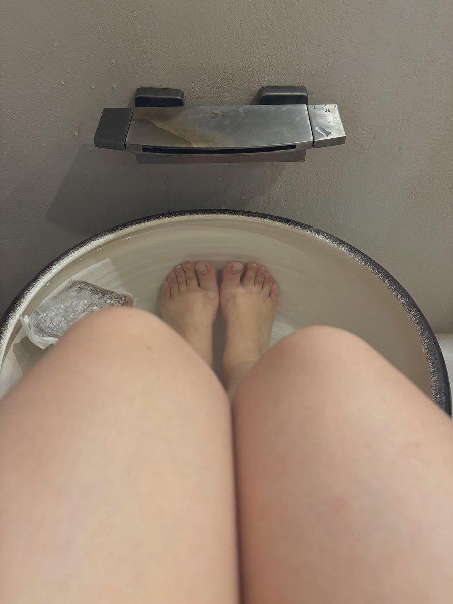 蘇湖
不知道足底筋膜炎能不能按腳
但我不管了我腳要廢了來修一下
想按好久了
謝謝今天蹭飯的朋朋帶我來按摩😻 https://t.co/EDRz47Q8Fm