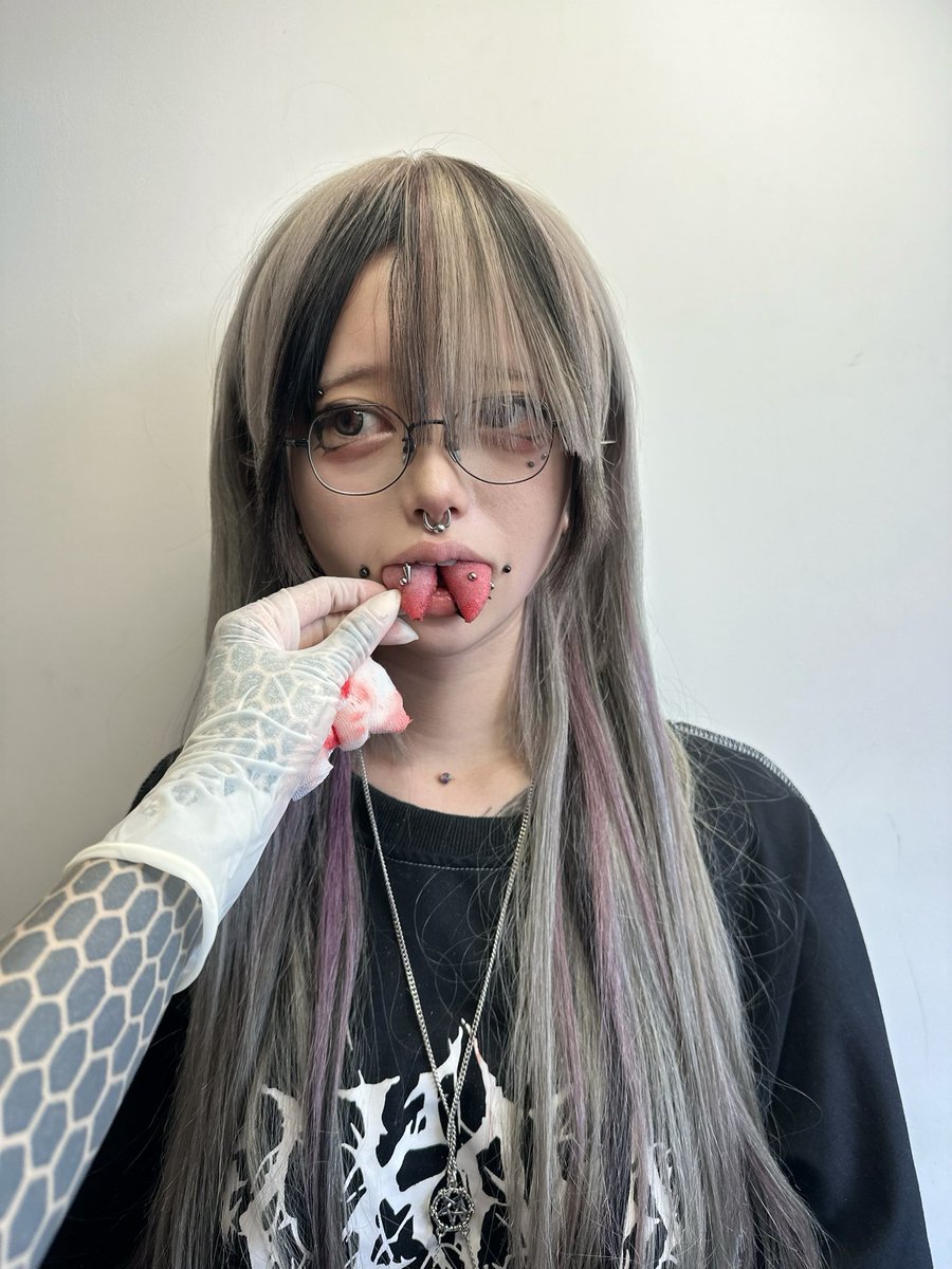 最喜欢的一张🩶（印象中小爱说我的舌头像两块草莓蛋糕🍰 好开心捏…🥰 https://t.co/chwGAMPvwO