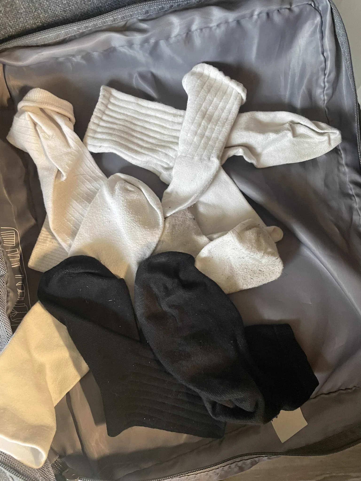 海外留学生同好投稿分享，极品台湾留学生小姐姐，趁去她宿舍玩，直接射满lv小骚鞋，顺便带走几双没洗的酸香白袜，射完之后一周内pyq穿着鞋发了两次。 @jwickbman https://t.co/W1vlXbmYCo