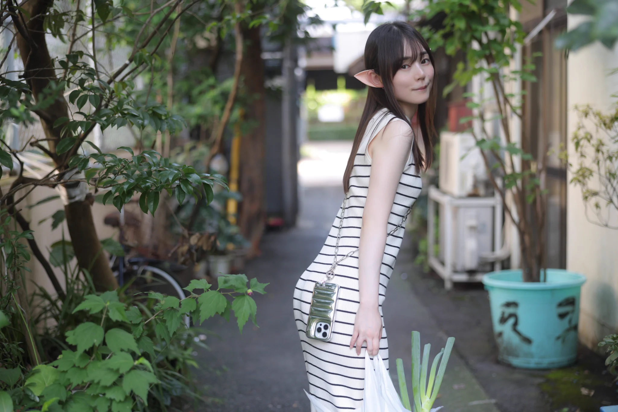 コスホリSP新刊おしらせ！🌿のェルフひとり暮らし🌿現代エルフ写真集です＜(の。の)ぇ＞はだかエプロン❕の写真が非常に気に入っているのですが、SNSに嫌われちゃうので...現物でみてください🥹A4サイズ40ページ＋ダウンロード写真集50枚＋動画2本付き！の豪華仕様です✊🏻 https://t.co/dSCXi2wvGK