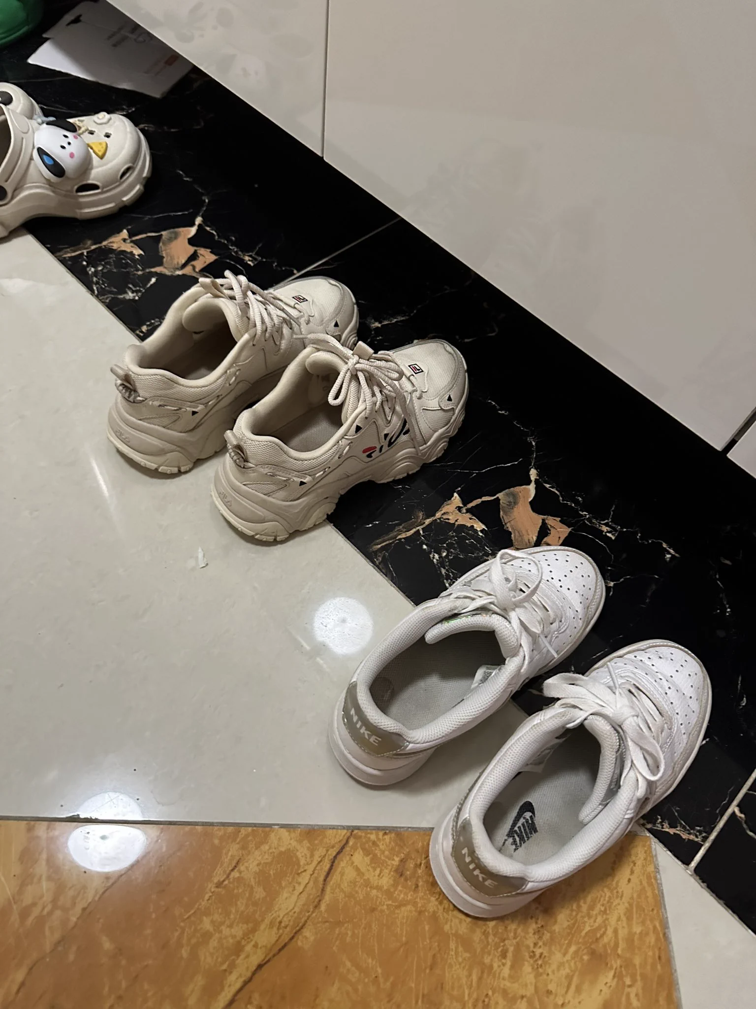 刚放学的高中生 穿着36.5码空军一号在学校闷了一天 刚脱下来就被拿起来玩 脚汗严重 清晰的脚印👣和热乎乎的手感 算是极品吗？ #扫楼 #射鞋 #原味 https://t.co/Y9qEICyGN4